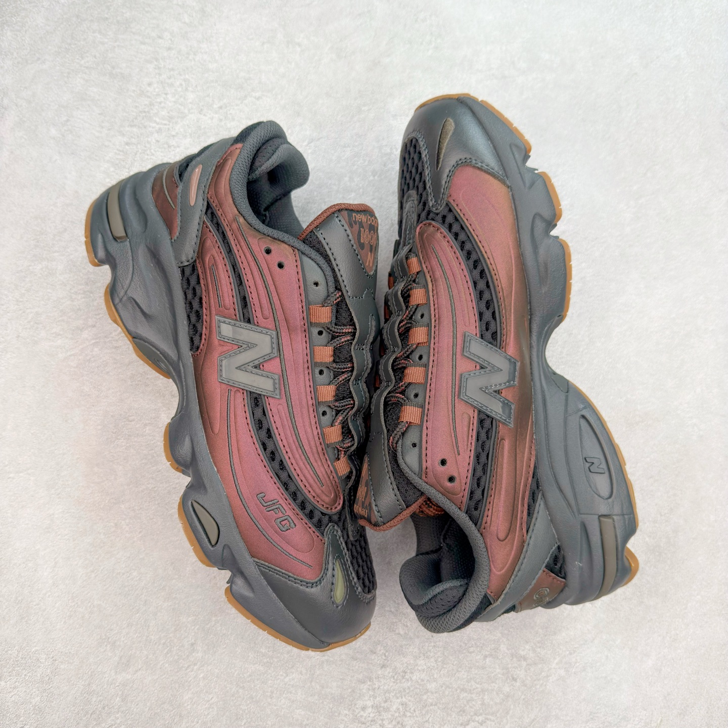 图片[3]-New Balance M1000 NB系列低帮复古老爹风休闲运动慢跑鞋 据悉，New Balance的复古鞋型M1000系列将在2024年正式回归。而自家美产创意总监Teddy Santis的AIMÉ LEON DORE也将率先推出联名1000撑撑场子，鞋款预计将在今年正式发布。New Balance1000系列作为NB最高端的鞋型，诞生于1999年，一度成为当年的热门鞋型，神似Nike Air Max95，现在看来也是一双符合潮流趋势的复古老爹鞋型。此番Teddy Santis亲自操刀，将丰富的配色和升级材质于复古的1000鞋型结合，鞋身采用米色、绿色和粉色的搭配。\\\”N\\\”字Logo也以全新的设计呈现，以1000标志性的网布和皮革材质打造，带来全新的视觉体验。后续ALD和New Balance1000的联名还将推出纯白配色，具体颜值还要等更多实物图的释出。AIMÉ LEON DORE和New Balance的多次联名一直有着超高的人气，无论是550还是1906R都有着不低的溢价，预计此番颜值不错的全新1000也会有着较高的人气。尺码：36 37 37.5 38 38.5 39.5 40 40.5 41.5 42 42.5 43 44 44.5 45-选品中心