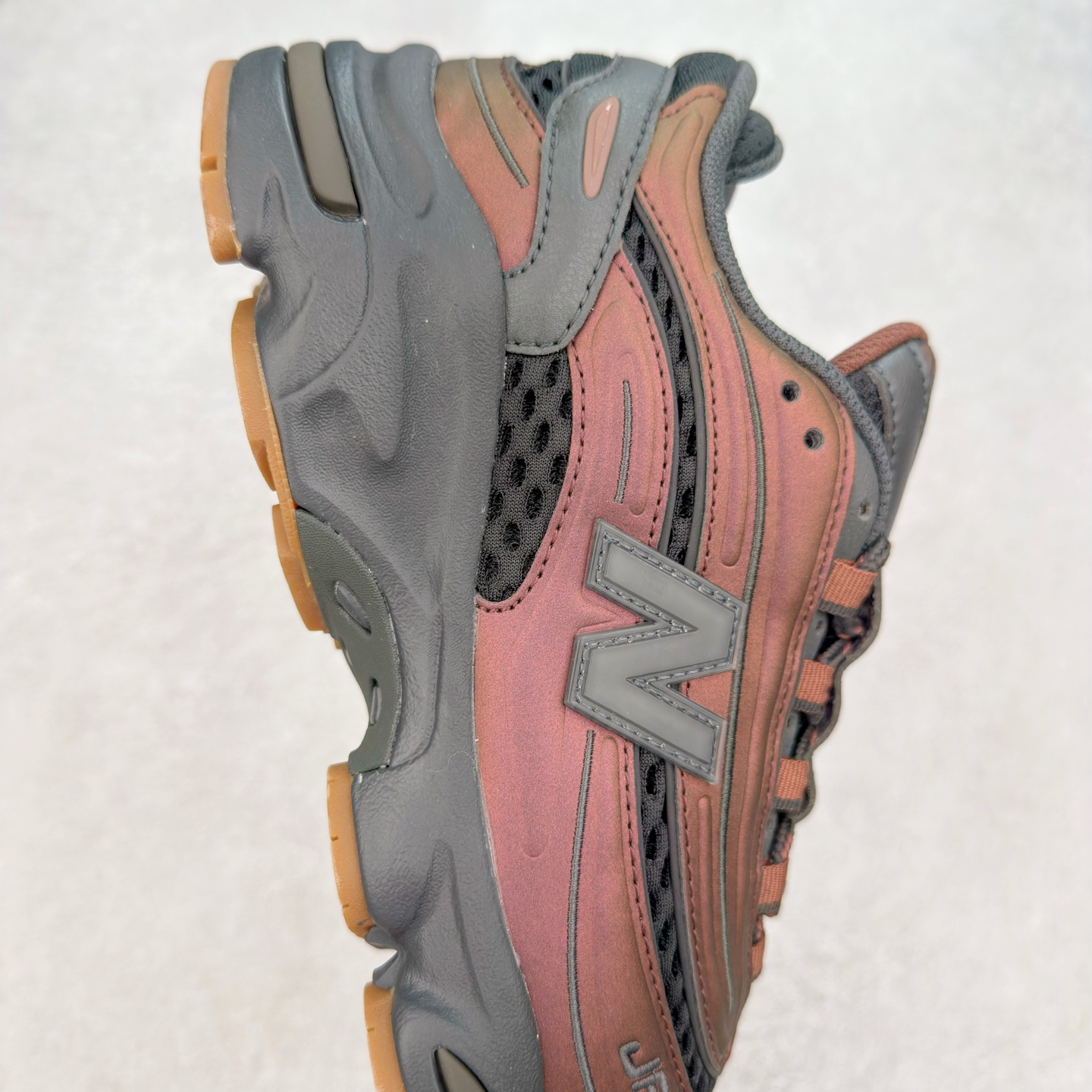 图片[6]-New Balance M1000 NB系列低帮复古老爹风休闲运动慢跑鞋 据悉，New Balance的复古鞋型M1000系列将在2024年正式回归。而自家美产创意总监Teddy Santis的AIMÉ LEON DORE也将率先推出联名1000撑撑场子，鞋款预计将在今年正式发布。New Balance1000系列作为NB最高端的鞋型，诞生于1999年，一度成为当年的热门鞋型，神似Nike Air Max95，现在看来也是一双符合潮流趋势的复古老爹鞋型。此番Teddy Santis亲自操刀，将丰富的配色和升级材质于复古的1000鞋型结合，鞋身采用米色、绿色和粉色的搭配。\\\”N\\\”字Logo也以全新的设计呈现，以1000标志性的网布和皮革材质打造，带来全新的视觉体验。后续ALD和New Balance1000的联名还将推出纯白配色，具体颜值还要等更多实物图的释出。AIMÉ LEON DORE和New Balance的多次联名一直有着超高的人气，无论是550还是1906R都有着不低的溢价，预计此番颜值不错的全新1000也会有着较高的人气。尺码：36 37 37.5 38 38.5 39.5 40 40.5 41.5 42 42.5 43 44 44.5 45-选品中心