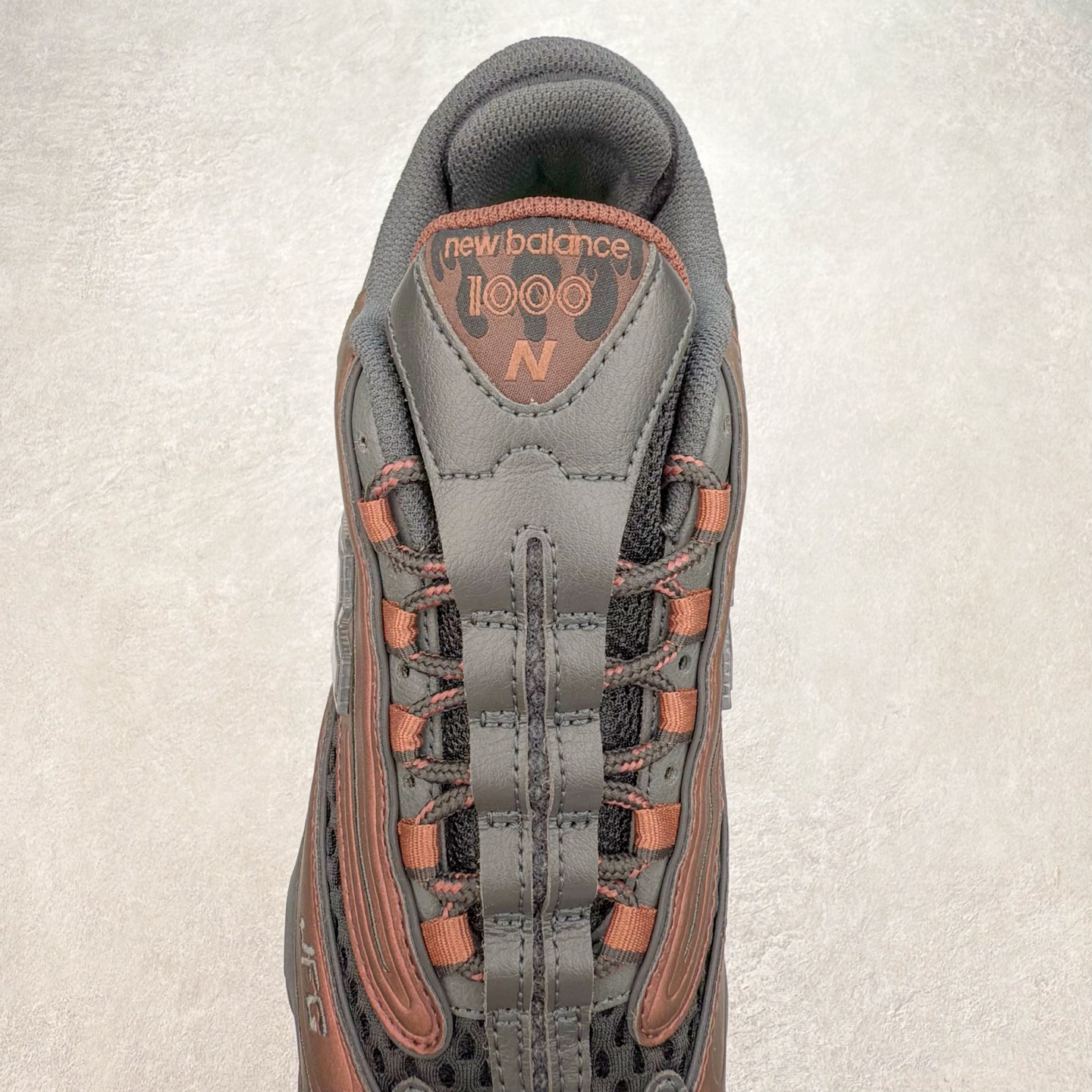 图片[5]-New Balance M1000 NB系列低帮复古老爹风休闲运动慢跑鞋 据悉，New Balance的复古鞋型M1000系列将在2024年正式回归。而自家美产创意总监Teddy Santis的AIMÉ LEON DORE也将率先推出联名1000撑撑场子，鞋款预计将在今年正式发布。New Balance1000系列作为NB最高端的鞋型，诞生于1999年，一度成为当年的热门鞋型，神似Nike Air Max95，现在看来也是一双符合潮流趋势的复古老爹鞋型。此番Teddy Santis亲自操刀，将丰富的配色和升级材质于复古的1000鞋型结合，鞋身采用米色、绿色和粉色的搭配。\\\”N\\\”字Logo也以全新的设计呈现，以1000标志性的网布和皮革材质打造，带来全新的视觉体验。后续ALD和New Balance1000的联名还将推出纯白配色，具体颜值还要等更多实物图的释出。AIMÉ LEON DORE和New Balance的多次联名一直有着超高的人气，无论是550还是1906R都有着不低的溢价，预计此番颜值不错的全新1000也会有着较高的人气。尺码：36 37 37.5 38 38.5 39.5 40 40.5 41.5 42 42.5 43 44 44.5 45-选品中心