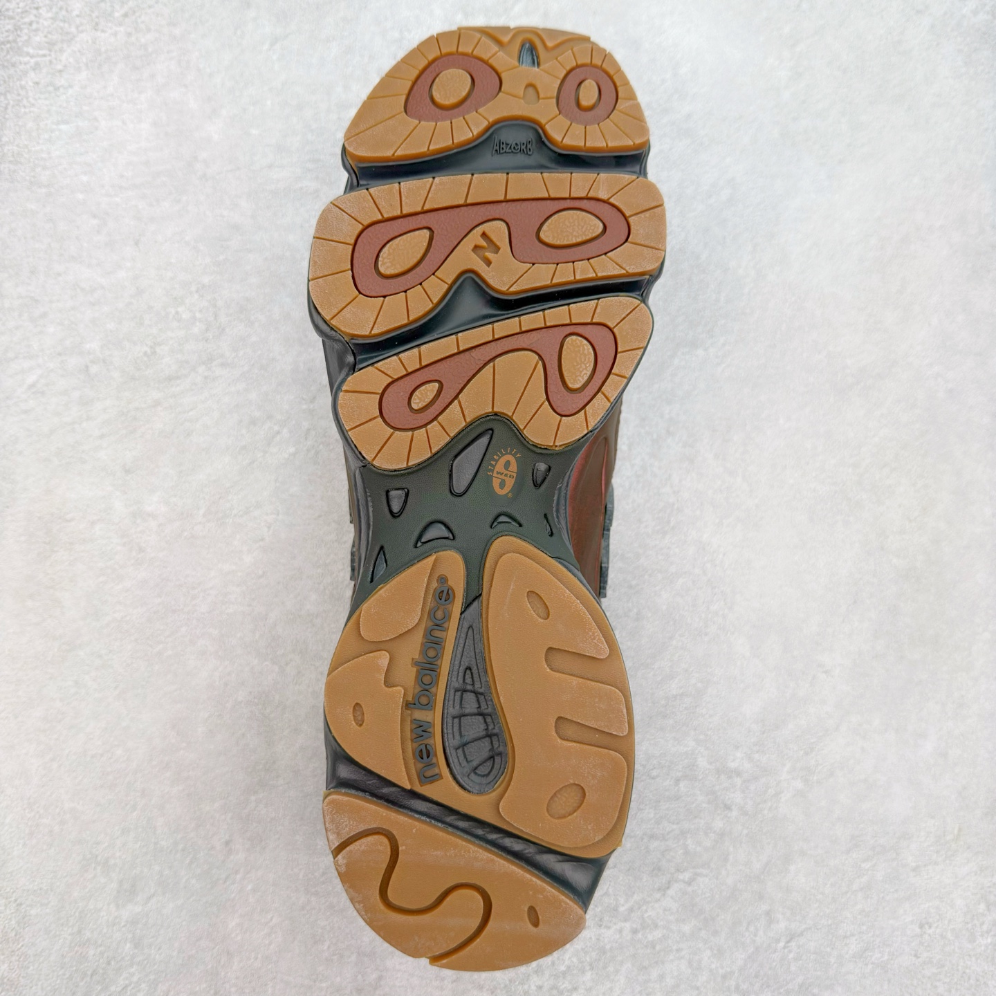 图片[9]-New Balance M1000 NB系列低帮复古老爹风休闲运动慢跑鞋 据悉，New Balance的复古鞋型M1000系列将在2024年正式回归。而自家美产创意总监Teddy Santis的AIMÉ LEON DORE也将率先推出联名1000撑撑场子，鞋款预计将在今年正式发布。New Balance1000系列作为NB最高端的鞋型，诞生于1999年，一度成为当年的热门鞋型，神似Nike Air Max95，现在看来也是一双符合潮流趋势的复古老爹鞋型。此番Teddy Santis亲自操刀，将丰富的配色和升级材质于复古的1000鞋型结合，鞋身采用米色、绿色和粉色的搭配。\\\”N\\\”字Logo也以全新的设计呈现，以1000标志性的网布和皮革材质打造，带来全新的视觉体验。后续ALD和New Balance1000的联名还将推出纯白配色，具体颜值还要等更多实物图的释出。AIMÉ LEON DORE和New Balance的多次联名一直有着超高的人气，无论是550还是1906R都有着不低的溢价，预计此番颜值不错的全新1000也会有着较高的人气。尺码：36 37 37.5 38 38.5 39.5 40 40.5 41.5 42 42.5 43 44 44.5 45-选品中心