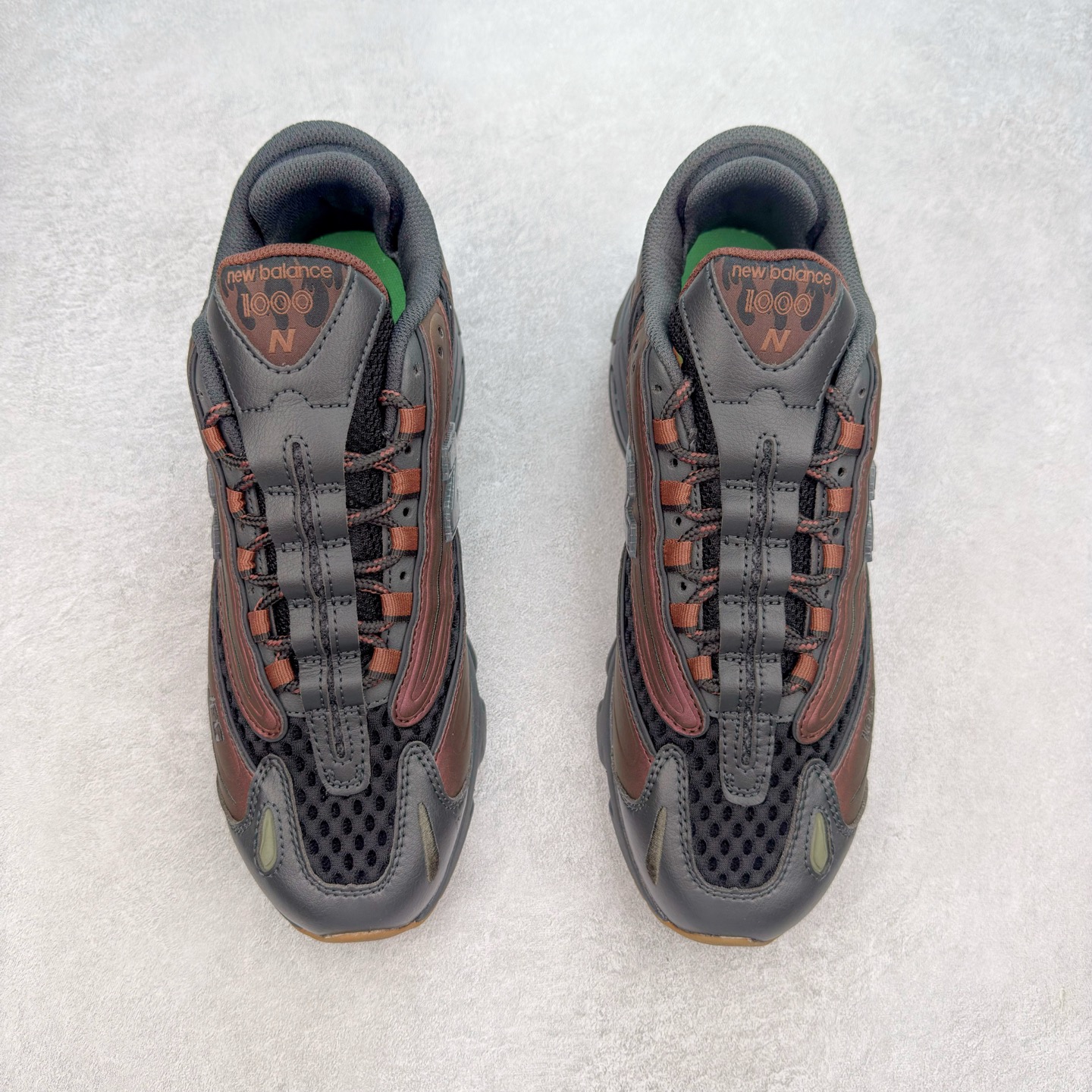 图片[2]-New Balance M1000 NB系列低帮复古老爹风休闲运动慢跑鞋 据悉，New Balance的复古鞋型M1000系列将在2024年正式回归。而自家美产创意总监Teddy Santis的AIMÉ LEON DORE也将率先推出联名1000撑撑场子，鞋款预计将在今年正式发布。New Balance1000系列作为NB最高端的鞋型，诞生于1999年，一度成为当年的热门鞋型，神似Nike Air Max95，现在看来也是一双符合潮流趋势的复古老爹鞋型。此番Teddy Santis亲自操刀，将丰富的配色和升级材质于复古的1000鞋型结合，鞋身采用米色、绿色和粉色的搭配。\\\”N\\\”字Logo也以全新的设计呈现，以1000标志性的网布和皮革材质打造，带来全新的视觉体验。后续ALD和New Balance1000的联名还将推出纯白配色，具体颜值还要等更多实物图的释出。AIMÉ LEON DORE和New Balance的多次联名一直有着超高的人气，无论是550还是1906R都有着不低的溢价，预计此番颜值不错的全新1000也会有着较高的人气。尺码：36 37 37.5 38 38.5 39.5 40 40.5 41.5 42 42.5 43 44 44.5 45-选品中心