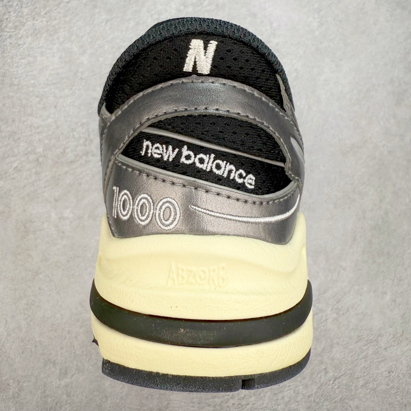 图片[8]-New Balance M1000 NB系列低帮复古老爹风休闲运动慢跑鞋 据悉，New Balance的复古鞋型M1000系列将在2024年正式回归。而自家美产创意总监Teddy Santis的AIMÉ LEON DORE也将率先推出联名1000撑撑场子，鞋款预计将在今年正式发布。New Balance1000系列作为NB最高端的鞋型，诞生于1999年，一度成为当年的热门鞋型，神似Nike Air Max95，现在看来也是一双符合潮流趋势的复古老爹鞋型。此番Teddy Santis亲自操刀，将丰富的配色和升级材质于复古的1000鞋型结合，鞋身采用米色、绿色和粉色的搭配。\\\”N\\\”字Logo也以全新的设计呈现，以1000标志性的网布和皮革材质打造，带来全新的视觉体验。后续ALD和New Balance1000的联名还将推出纯白配色，具体颜值还要等更多实物图的释出。AIMÉ LEON DORE和New Balance的多次联名一直有着超高的人气，无论是550还是1906R都有着不低的溢价，预计此番颜值不错的全新1000也会有着较高的人气。尺码：36 37 37.5 38 38.5 39.5 40 40.5 41.5 42 42.5 43 44 44.5 45-选品中心