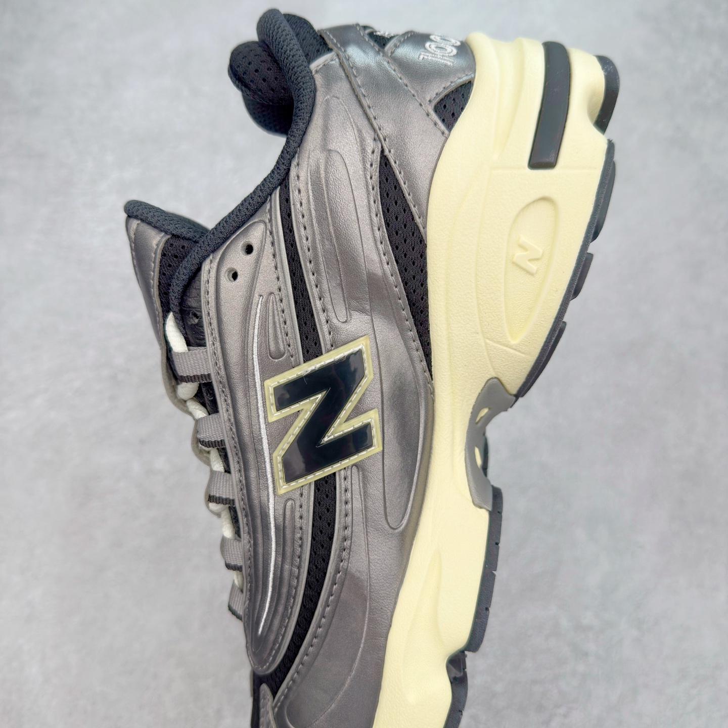 图片[7]-New Balance M1000 NB系列低帮复古老爹风休闲运动慢跑鞋 据悉，New Balance的复古鞋型M1000系列将在2024年正式回归。而自家美产创意总监Teddy Santis的AIMÉ LEON DORE也将率先推出联名1000撑撑场子，鞋款预计将在今年正式发布。New Balance1000系列作为NB最高端的鞋型，诞生于1999年，一度成为当年的热门鞋型，神似Nike Air Max95，现在看来也是一双符合潮流趋势的复古老爹鞋型。此番Teddy Santis亲自操刀，将丰富的配色和升级材质于复古的1000鞋型结合，鞋身采用米色、绿色和粉色的搭配。\\\”N\\\”字Logo也以全新的设计呈现，以1000标志性的网布和皮革材质打造，带来全新的视觉体验。后续ALD和New Balance1000的联名还将推出纯白配色，具体颜值还要等更多实物图的释出。AIMÉ LEON DORE和New Balance的多次联名一直有着超高的人气，无论是550还是1906R都有着不低的溢价，预计此番颜值不错的全新1000也会有着较高的人气。尺码：36 37 37.5 38 38.5 39.5 40 40.5 41.5 42 42.5 43 44 44.5 45-选品中心