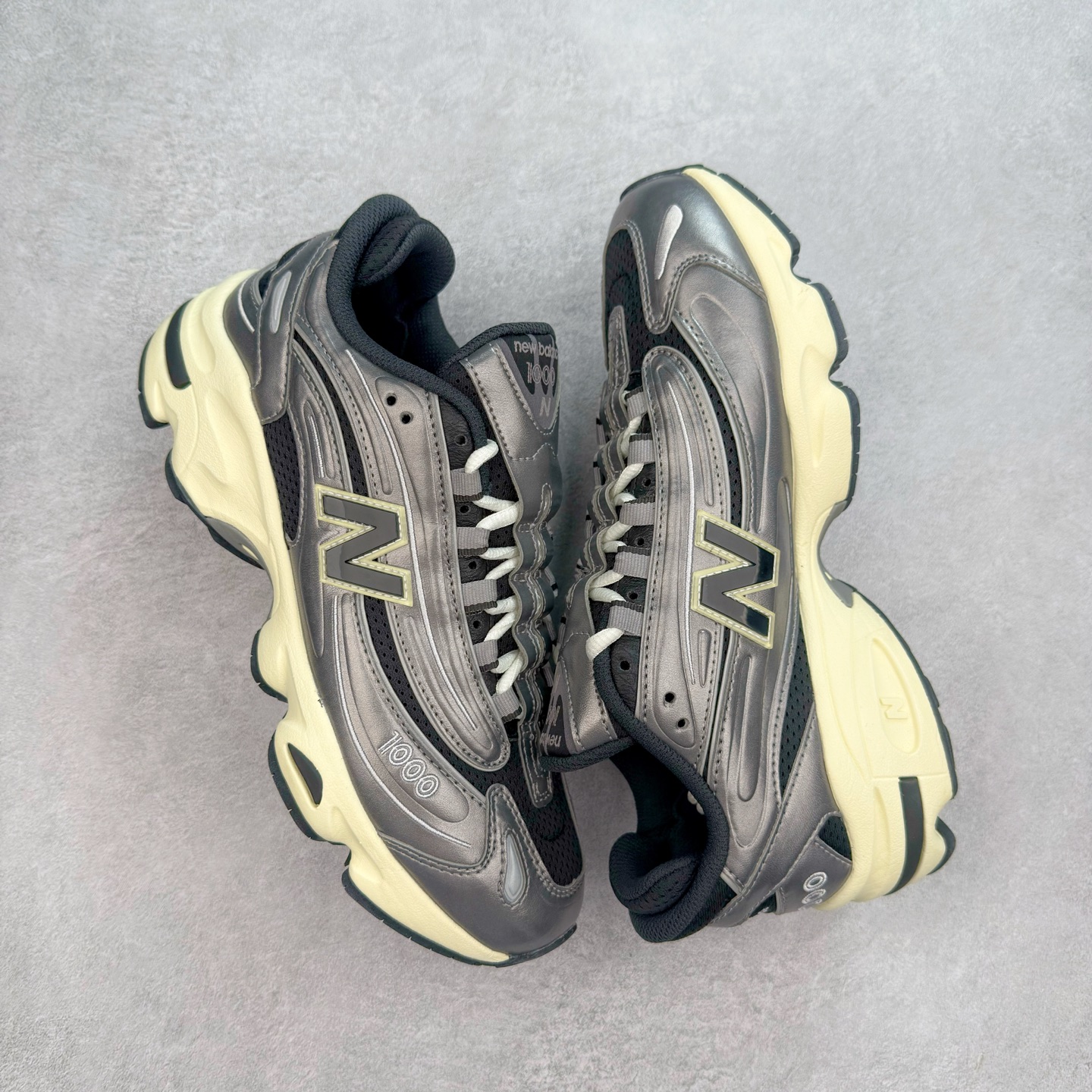 图片[3]-New Balance M1000 NB系列低帮复古老爹风休闲运动慢跑鞋 据悉，New Balance的复古鞋型M1000系列将在2024年正式回归。而自家美产创意总监Teddy Santis的AIMÉ LEON DORE也将率先推出联名1000撑撑场子，鞋款预计将在今年正式发布。New Balance1000系列作为NB最高端的鞋型，诞生于1999年，一度成为当年的热门鞋型，神似Nike Air Max95，现在看来也是一双符合潮流趋势的复古老爹鞋型。此番Teddy Santis亲自操刀，将丰富的配色和升级材质于复古的1000鞋型结合，鞋身采用米色、绿色和粉色的搭配。\\\”N\\\”字Logo也以全新的设计呈现，以1000标志性的网布和皮革材质打造，带来全新的视觉体验。后续ALD和New Balance1000的联名还将推出纯白配色，具体颜值还要等更多实物图的释出。AIMÉ LEON DORE和New Balance的多次联名一直有着超高的人气，无论是550还是1906R都有着不低的溢价，预计此番颜值不错的全新1000也会有着较高的人气。尺码：36 37 37.5 38 38.5 39.5 40 40.5 41.5 42 42.5 43 44 44.5 45-选品中心