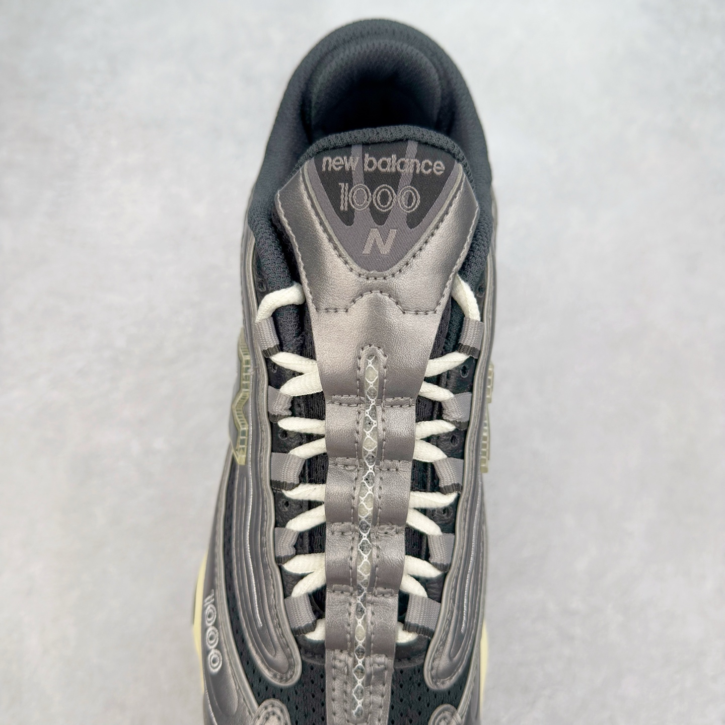 图片[5]-New Balance M1000 NB系列低帮复古老爹风休闲运动慢跑鞋 据悉，New Balance的复古鞋型M1000系列将在2024年正式回归。而自家美产创意总监Teddy Santis的AIMÉ LEON DORE也将率先推出联名1000撑撑场子，鞋款预计将在今年正式发布。New Balance1000系列作为NB最高端的鞋型，诞生于1999年，一度成为当年的热门鞋型，神似Nike Air Max95，现在看来也是一双符合潮流趋势的复古老爹鞋型。此番Teddy Santis亲自操刀，将丰富的配色和升级材质于复古的1000鞋型结合，鞋身采用米色、绿色和粉色的搭配。\\\”N\\\”字Logo也以全新的设计呈现，以1000标志性的网布和皮革材质打造，带来全新的视觉体验。后续ALD和New Balance1000的联名还将推出纯白配色，具体颜值还要等更多实物图的释出。AIMÉ LEON DORE和New Balance的多次联名一直有着超高的人气，无论是550还是1906R都有着不低的溢价，预计此番颜值不错的全新1000也会有着较高的人气。尺码：36 37 37.5 38 38.5 39.5 40 40.5 41.5 42 42.5 43 44 44.5 45-选品中心