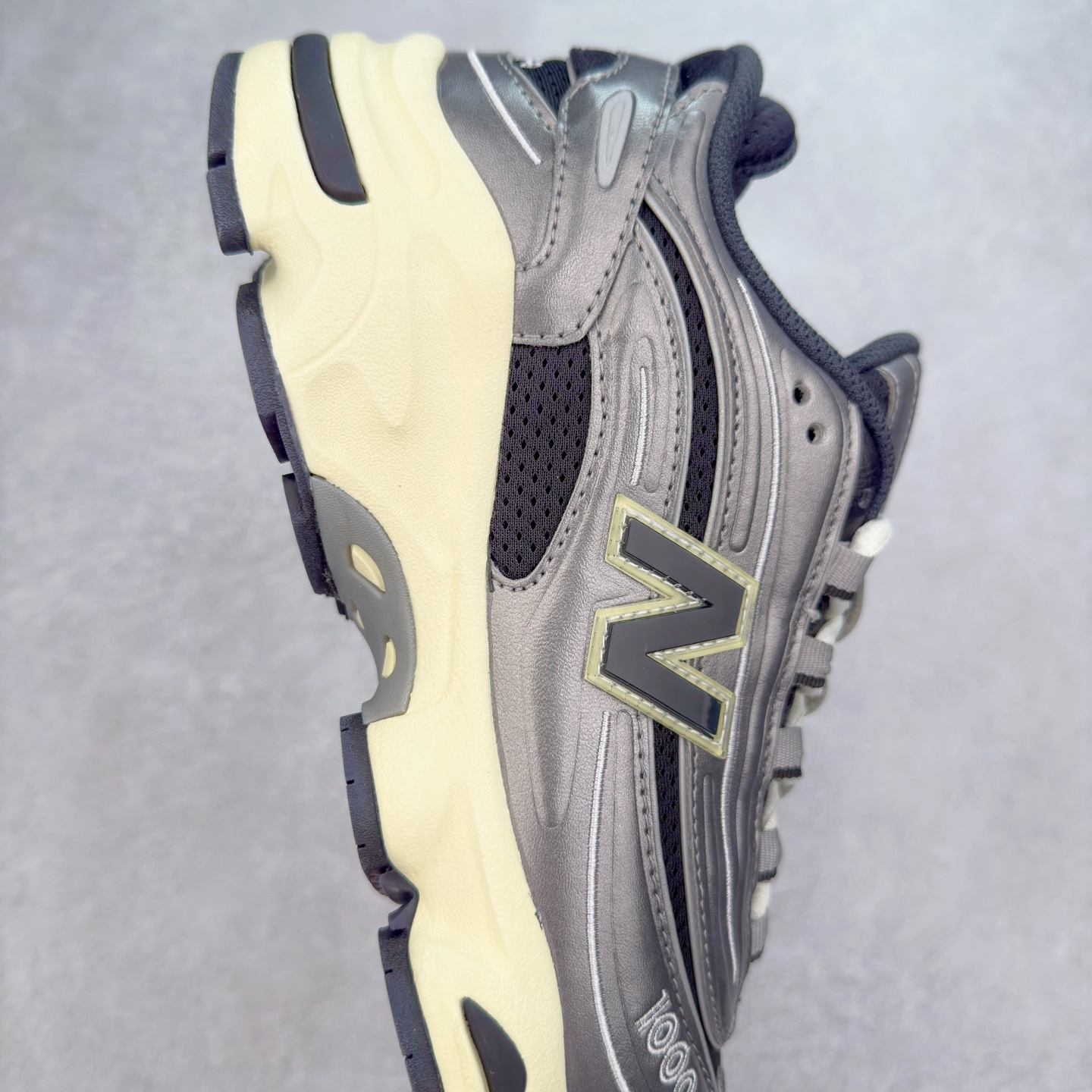 图片[6]-New Balance M1000 NB系列低帮复古老爹风休闲运动慢跑鞋 据悉，New Balance的复古鞋型M1000系列将在2024年正式回归。而自家美产创意总监Teddy Santis的AIMÉ LEON DORE也将率先推出联名1000撑撑场子，鞋款预计将在今年正式发布。New Balance1000系列作为NB最高端的鞋型，诞生于1999年，一度成为当年的热门鞋型，神似Nike Air Max95，现在看来也是一双符合潮流趋势的复古老爹鞋型。此番Teddy Santis亲自操刀，将丰富的配色和升级材质于复古的1000鞋型结合，鞋身采用米色、绿色和粉色的搭配。\\\”N\\\”字Logo也以全新的设计呈现，以1000标志性的网布和皮革材质打造，带来全新的视觉体验。后续ALD和New Balance1000的联名还将推出纯白配色，具体颜值还要等更多实物图的释出。AIMÉ LEON DORE和New Balance的多次联名一直有着超高的人气，无论是550还是1906R都有着不低的溢价，预计此番颜值不错的全新1000也会有着较高的人气。尺码：36 37 37.5 38 38.5 39.5 40 40.5 41.5 42 42.5 43 44 44.5 45-选品中心