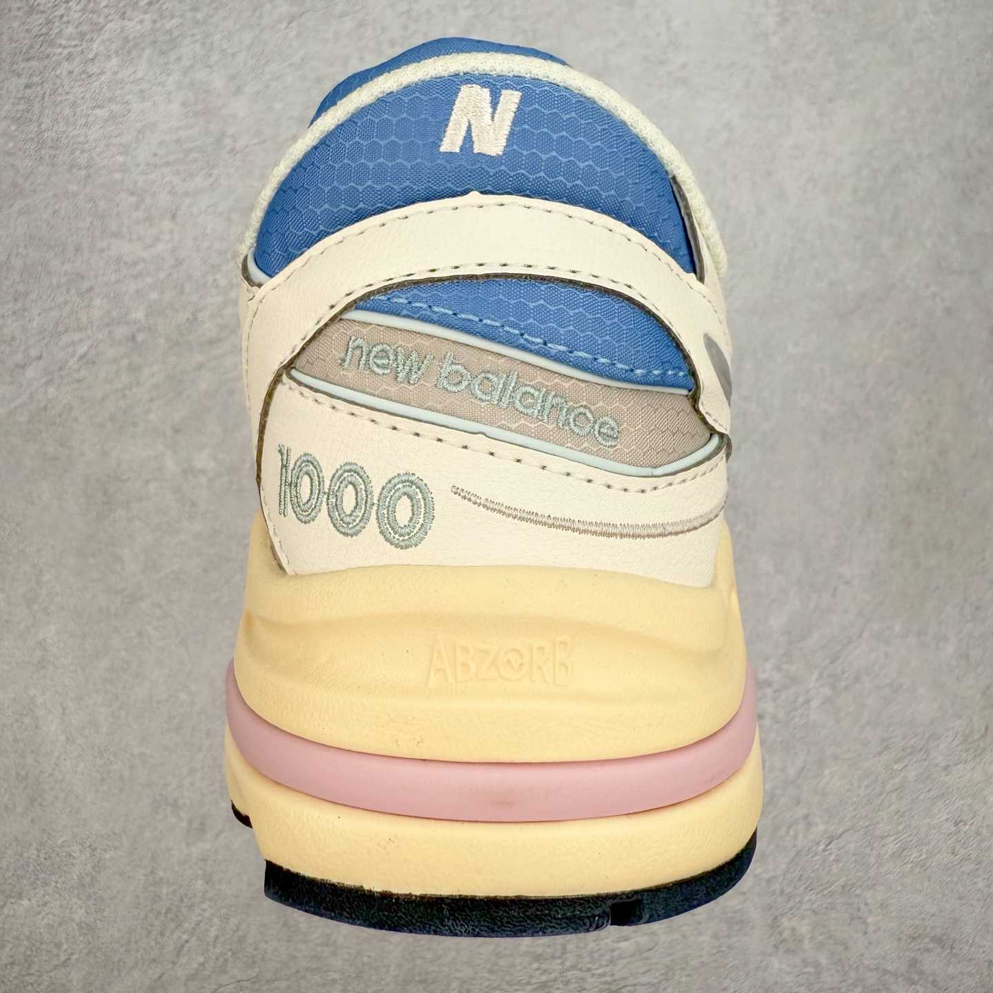 图片[8]-New Balance M1000 NB系列低帮复古老爹风休闲运动慢跑鞋 据悉，New Balance的复古鞋型M1000系列将在2024年正式回归。而自家美产创意总监Teddy Santis的AIMÉ LEON DORE也将率先推出联名1000撑撑场子，鞋款预计将在今年正式发布。New Balance1000系列作为NB最高端的鞋型，诞生于1999年，一度成为当年的热门鞋型，神似Nike Air Max95，现在看来也是一双符合潮流趋势的复古老爹鞋型。此番Teddy Santis亲自操刀，将丰富的配色和升级材质于复古的1000鞋型结合，鞋身采用米色、绿色和粉色的搭配。\\\”N\\\”字Logo也以全新的设计呈现，以1000标志性的网布和皮革材质打造，带来全新的视觉体验。后续ALD和New Balance1000的联名还将推出纯白配色，具体颜值还要等更多实物图的释出。AIMÉ LEON DORE和New Balance的多次联名一直有着超高的人气，无论是550还是1906R都有着不低的溢价，预计此番颜值不错的全新1000也会有着较高的人气。尺码：36 37 37.5 38 38.5 39.5 40 40.5 41.5 42 42.5 43 44 44.5 45-选品中心
