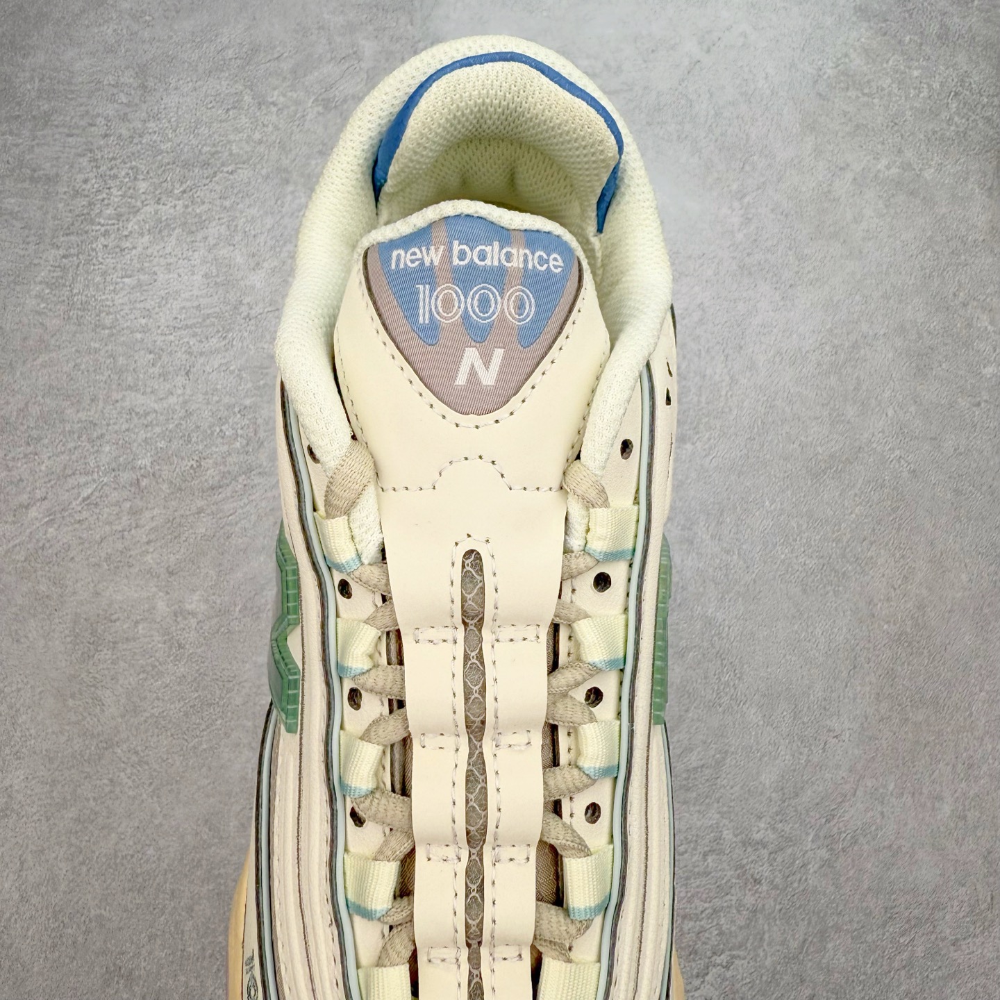 图片[5]-New Balance M1000 NB系列低帮复古老爹风休闲运动慢跑鞋 据悉，New Balance的复古鞋型M1000系列将在2024年正式回归。而自家美产创意总监Teddy Santis的AIMÉ LEON DORE也将率先推出联名1000撑撑场子，鞋款预计将在今年正式发布。New Balance1000系列作为NB最高端的鞋型，诞生于1999年，一度成为当年的热门鞋型，神似Nike Air Max95，现在看来也是一双符合潮流趋势的复古老爹鞋型。此番Teddy Santis亲自操刀，将丰富的配色和升级材质于复古的1000鞋型结合，鞋身采用米色、绿色和粉色的搭配。\\\”N\\\”字Logo也以全新的设计呈现，以1000标志性的网布和皮革材质打造，带来全新的视觉体验。后续ALD和New Balance1000的联名还将推出纯白配色，具体颜值还要等更多实物图的释出。AIMÉ LEON DORE和New Balance的多次联名一直有着超高的人气，无论是550还是1906R都有着不低的溢价，预计此番颜值不错的全新1000也会有着较高的人气。尺码：36 37 37.5 38 38.5 39.5 40 40.5 41.5 42 42.5 43 44 44.5 45-选品中心