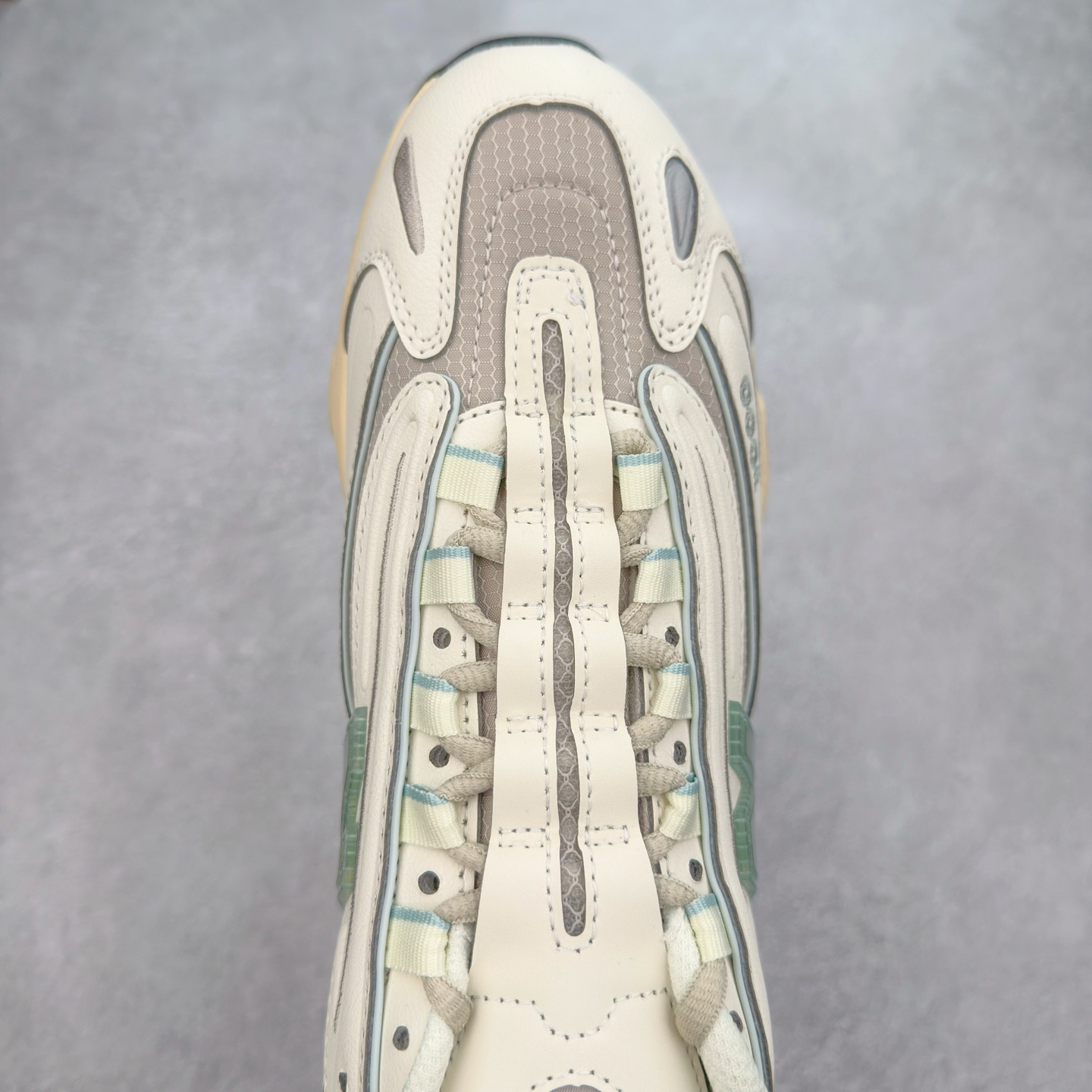 图片[4]-New Balance M1000 NB系列低帮复古老爹风休闲运动慢跑鞋 据悉，New Balance的复古鞋型M1000系列将在2024年正式回归。而自家美产创意总监Teddy Santis的AIMÉ LEON DORE也将率先推出联名1000撑撑场子，鞋款预计将在今年正式发布。New Balance1000系列作为NB最高端的鞋型，诞生于1999年，一度成为当年的热门鞋型，神似Nike Air Max95，现在看来也是一双符合潮流趋势的复古老爹鞋型。此番Teddy Santis亲自操刀，将丰富的配色和升级材质于复古的1000鞋型结合，鞋身采用米色、绿色和粉色的搭配。\\\”N\\\”字Logo也以全新的设计呈现，以1000标志性的网布和皮革材质打造，带来全新的视觉体验。后续ALD和New Balance1000的联名还将推出纯白配色，具体颜值还要等更多实物图的释出。AIMÉ LEON DORE和New Balance的多次联名一直有着超高的人气，无论是550还是1906R都有着不低的溢价，预计此番颜值不错的全新1000也会有着较高的人气。尺码：36 37 37.5 38 38.5 39.5 40 40.5 41.5 42 42.5 43 44 44.5 45-选品中心