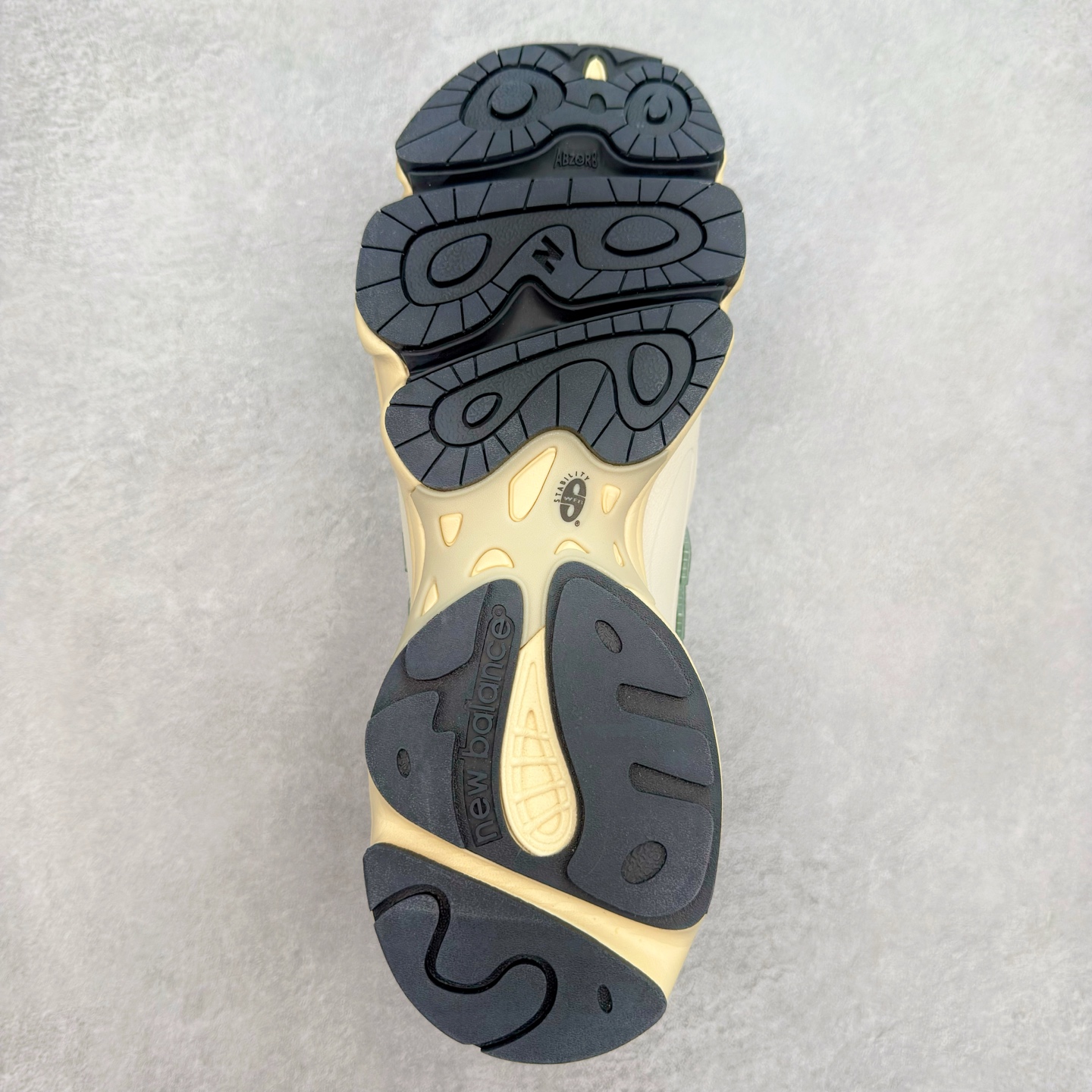 图片[9]-New Balance M1000 NB系列低帮复古老爹风休闲运动慢跑鞋 据悉，New Balance的复古鞋型M1000系列将在2024年正式回归。而自家美产创意总监Teddy Santis的AIMÉ LEON DORE也将率先推出联名1000撑撑场子，鞋款预计将在今年正式发布。New Balance1000系列作为NB最高端的鞋型，诞生于1999年，一度成为当年的热门鞋型，神似Nike Air Max95，现在看来也是一双符合潮流趋势的复古老爹鞋型。此番Teddy Santis亲自操刀，将丰富的配色和升级材质于复古的1000鞋型结合，鞋身采用米色、绿色和粉色的搭配。\\\”N\\\”字Logo也以全新的设计呈现，以1000标志性的网布和皮革材质打造，带来全新的视觉体验。后续ALD和New Balance1000的联名还将推出纯白配色，具体颜值还要等更多实物图的释出。AIMÉ LEON DORE和New Balance的多次联名一直有着超高的人气，无论是550还是1906R都有着不低的溢价，预计此番颜值不错的全新1000也会有着较高的人气。尺码：36 37 37.5 38 38.5 39.5 40 40.5 41.5 42 42.5 43 44 44.5 45-选品中心