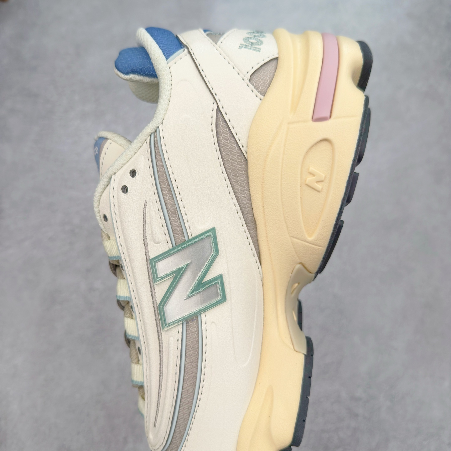 图片[7]-New Balance M1000 NB系列低帮复古老爹风休闲运动慢跑鞋 据悉，New Balance的复古鞋型M1000系列将在2024年正式回归。而自家美产创意总监Teddy Santis的AIMÉ LEON DORE也将率先推出联名1000撑撑场子，鞋款预计将在今年正式发布。New Balance1000系列作为NB最高端的鞋型，诞生于1999年，一度成为当年的热门鞋型，神似Nike Air Max95，现在看来也是一双符合潮流趋势的复古老爹鞋型。此番Teddy Santis亲自操刀，将丰富的配色和升级材质于复古的1000鞋型结合，鞋身采用米色、绿色和粉色的搭配。\\\”N\\\”字Logo也以全新的设计呈现，以1000标志性的网布和皮革材质打造，带来全新的视觉体验。后续ALD和New Balance1000的联名还将推出纯白配色，具体颜值还要等更多实物图的释出。AIMÉ LEON DORE和New Balance的多次联名一直有着超高的人气，无论是550还是1906R都有着不低的溢价，预计此番颜值不错的全新1000也会有着较高的人气。尺码：36 37 37.5 38 38.5 39.5 40 40.5 41.5 42 42.5 43 44 44.5 45-选品中心