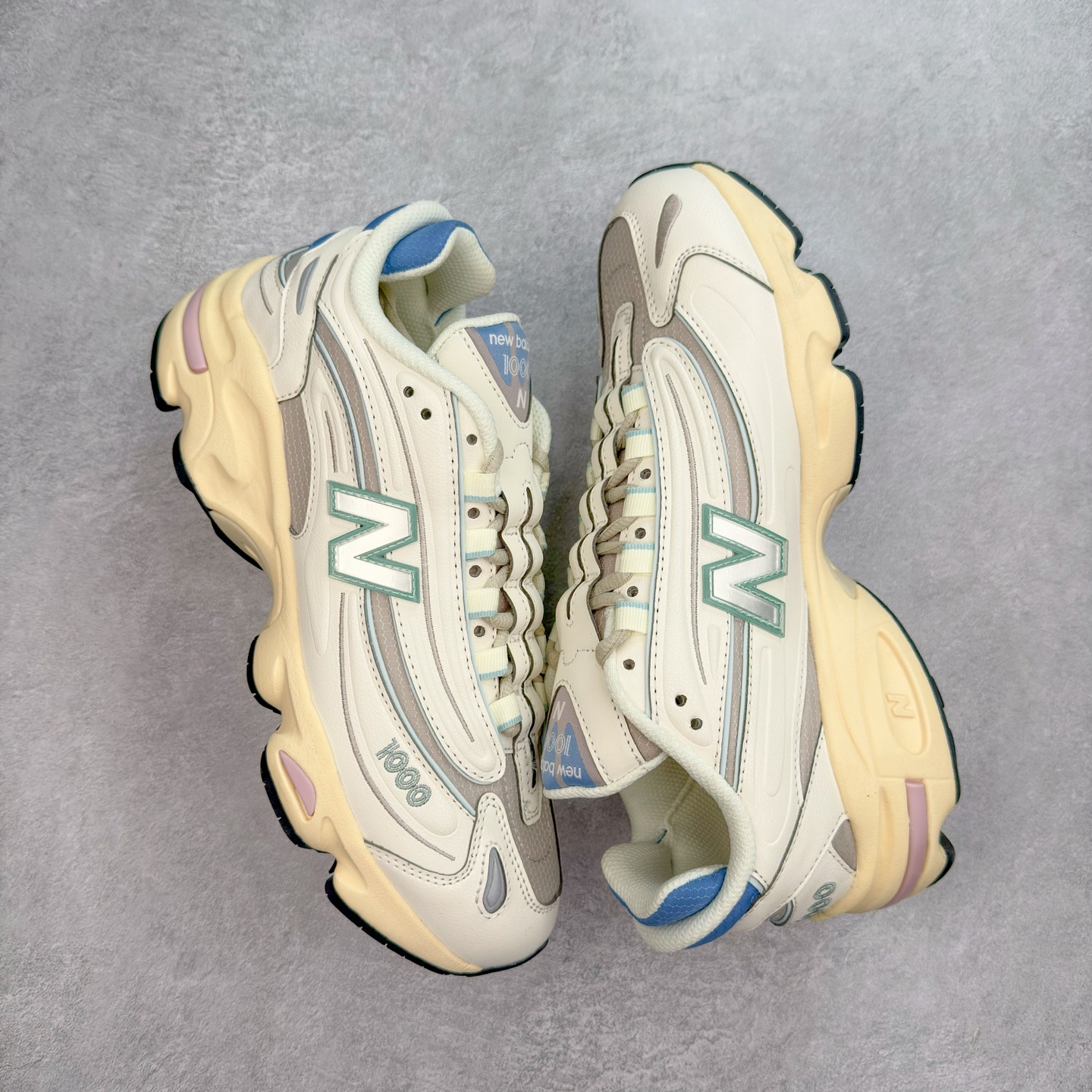 图片[3]-New Balance M1000 NB系列低帮复古老爹风休闲运动慢跑鞋 据悉，New Balance的复古鞋型M1000系列将在2024年正式回归。而自家美产创意总监Teddy Santis的AIMÉ LEON DORE也将率先推出联名1000撑撑场子，鞋款预计将在今年正式发布。New Balance1000系列作为NB最高端的鞋型，诞生于1999年，一度成为当年的热门鞋型，神似Nike Air Max95，现在看来也是一双符合潮流趋势的复古老爹鞋型。此番Teddy Santis亲自操刀，将丰富的配色和升级材质于复古的1000鞋型结合，鞋身采用米色、绿色和粉色的搭配。\\\”N\\\”字Logo也以全新的设计呈现，以1000标志性的网布和皮革材质打造，带来全新的视觉体验。后续ALD和New Balance1000的联名还将推出纯白配色，具体颜值还要等更多实物图的释出。AIMÉ LEON DORE和New Balance的多次联名一直有着超高的人气，无论是550还是1906R都有着不低的溢价，预计此番颜值不错的全新1000也会有着较高的人气。尺码：36 37 37.5 38 38.5 39.5 40 40.5 41.5 42 42.5 43 44 44.5 45-选品中心