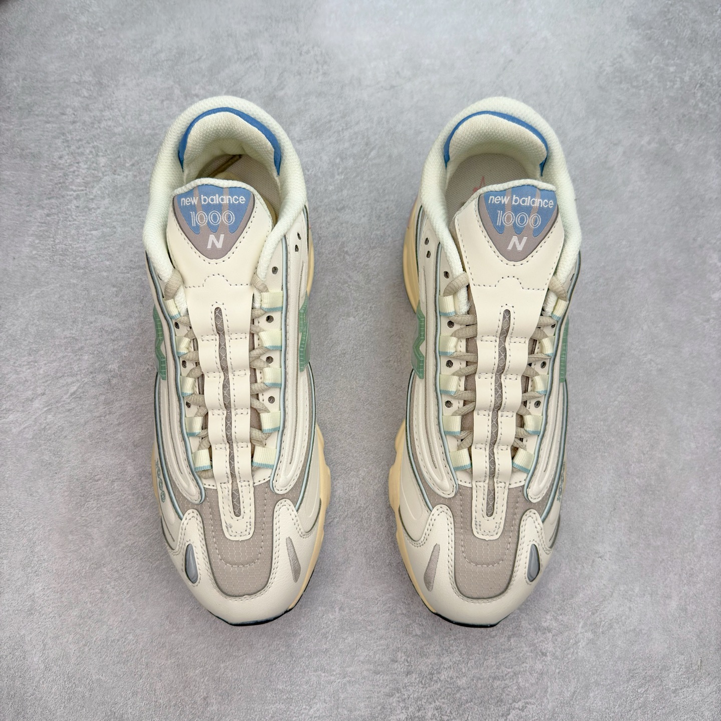 图片[2]-New Balance M1000 NB系列低帮复古老爹风休闲运动慢跑鞋 据悉，New Balance的复古鞋型M1000系列将在2024年正式回归。而自家美产创意总监Teddy Santis的AIMÉ LEON DORE也将率先推出联名1000撑撑场子，鞋款预计将在今年正式发布。New Balance1000系列作为NB最高端的鞋型，诞生于1999年，一度成为当年的热门鞋型，神似Nike Air Max95，现在看来也是一双符合潮流趋势的复古老爹鞋型。此番Teddy Santis亲自操刀，将丰富的配色和升级材质于复古的1000鞋型结合，鞋身采用米色、绿色和粉色的搭配。\\\”N\\\”字Logo也以全新的设计呈现，以1000标志性的网布和皮革材质打造，带来全新的视觉体验。后续ALD和New Balance1000的联名还将推出纯白配色，具体颜值还要等更多实物图的释出。AIMÉ LEON DORE和New Balance的多次联名一直有着超高的人气，无论是550还是1906R都有着不低的溢价，预计此番颜值不错的全新1000也会有着较高的人气。尺码：36 37 37.5 38 38.5 39.5 40 40.5 41.5 42 42.5 43 44 44.5 45-选品中心