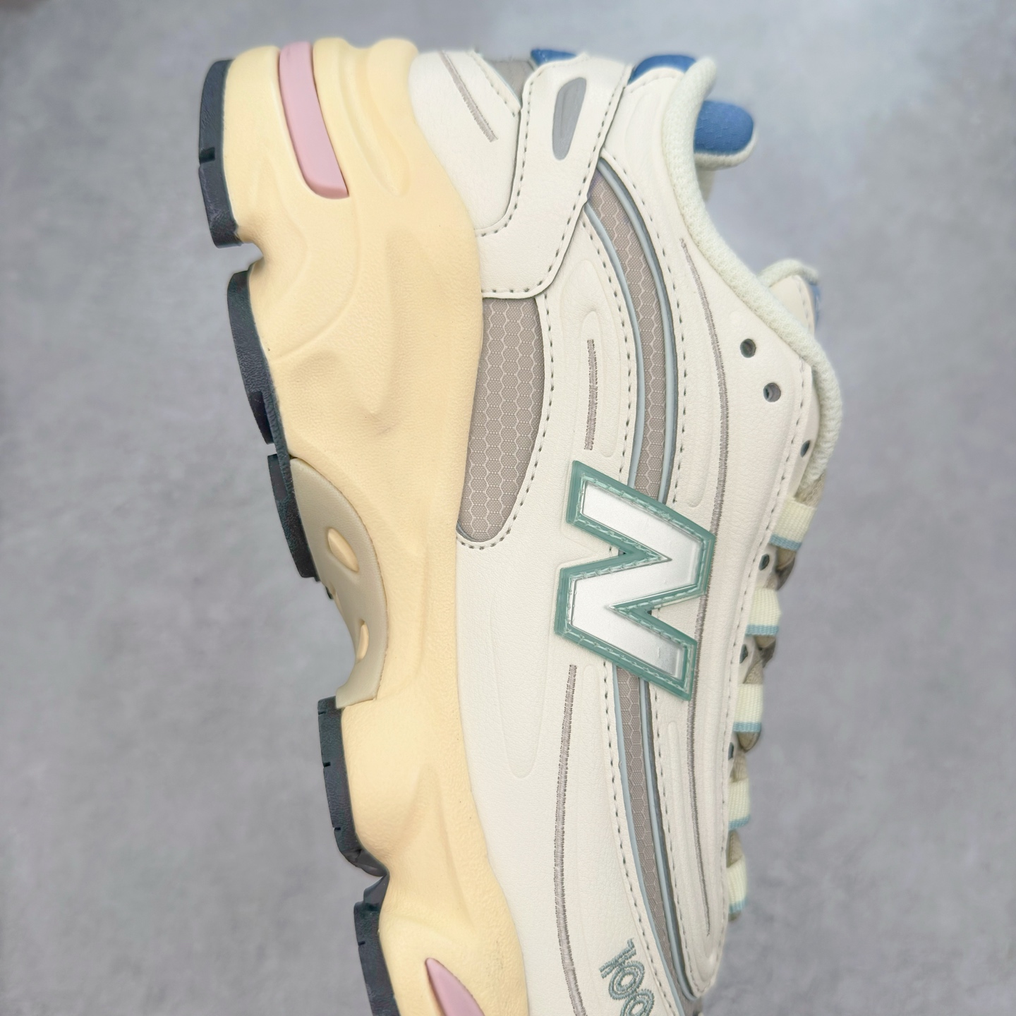 图片[6]-New Balance M1000 NB系列低帮复古老爹风休闲运动慢跑鞋 据悉，New Balance的复古鞋型M1000系列将在2024年正式回归。而自家美产创意总监Teddy Santis的AIMÉ LEON DORE也将率先推出联名1000撑撑场子，鞋款预计将在今年正式发布。New Balance1000系列作为NB最高端的鞋型，诞生于1999年，一度成为当年的热门鞋型，神似Nike Air Max95，现在看来也是一双符合潮流趋势的复古老爹鞋型。此番Teddy Santis亲自操刀，将丰富的配色和升级材质于复古的1000鞋型结合，鞋身采用米色、绿色和粉色的搭配。\\\”N\\\”字Logo也以全新的设计呈现，以1000标志性的网布和皮革材质打造，带来全新的视觉体验。后续ALD和New Balance1000的联名还将推出纯白配色，具体颜值还要等更多实物图的释出。AIMÉ LEON DORE和New Balance的多次联名一直有着超高的人气，无论是550还是1906R都有着不低的溢价，预计此番颜值不错的全新1000也会有着较高的人气。尺码：36 37 37.5 38 38.5 39.5 40 40.5 41.5 42 42.5 43 44 44.5 45-选品中心