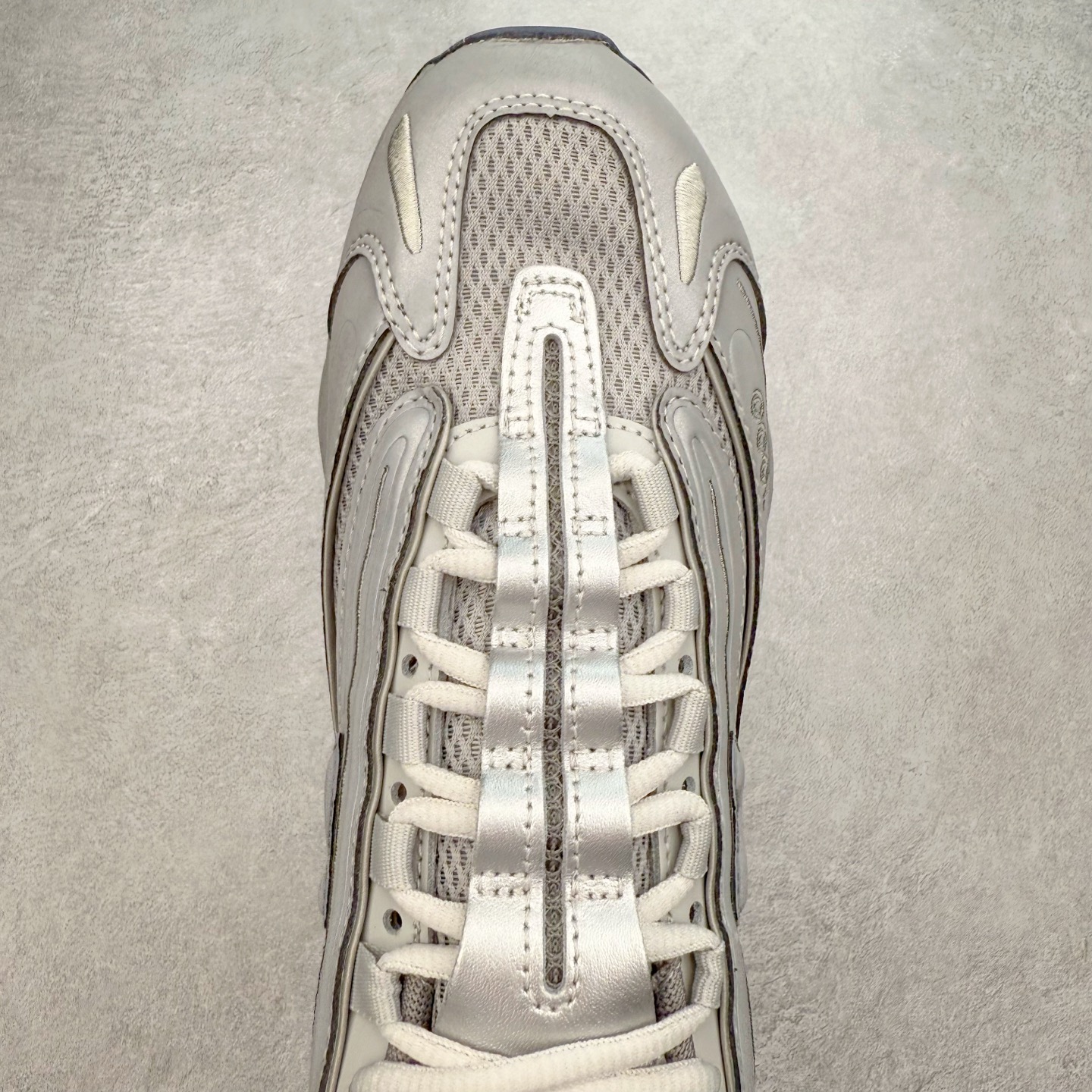 图片[4]-New Balance M1000 NB系列低帮复古老爹风休闲运动慢跑鞋 据悉，New Balance的复古鞋型M1000系列将在2024年正式回归。而自家美产创意总监Teddy Santis的AIMÉ LEON DORE也将率先推出联名1000撑撑场子，鞋款预计将在今年正式发布。New Balance1000系列作为NB最高端的鞋型，诞生于1999年，一度成为当年的热门鞋型，神似Nike Air Max95，现在看来也是一双符合潮流趋势的复古老爹鞋型。此番Teddy Santis亲自操刀，将丰富的配色和升级材质于复古的1000鞋型结合，鞋身采用米色、绿色和粉色的搭配。\\\”N\\\”字Logo也以全新的设计呈现，以1000标志性的网布和皮革材质打造，带来全新的视觉体验。后续ALD和New Balance1000的联名还将推出纯白配色，具体颜值还要等更多实物图的释出。AIMÉ LEON DORE和New Balance的多次联名一直有着超高的人气，无论是550还是1906R都有着不低的溢价，预计此番颜值不错的全新1000也会有着较高的人气。尺码：36 37 37.5 38 38.5 39.5 40 40.5 41.5 42 42.5 43 44 44.5 45-选品中心