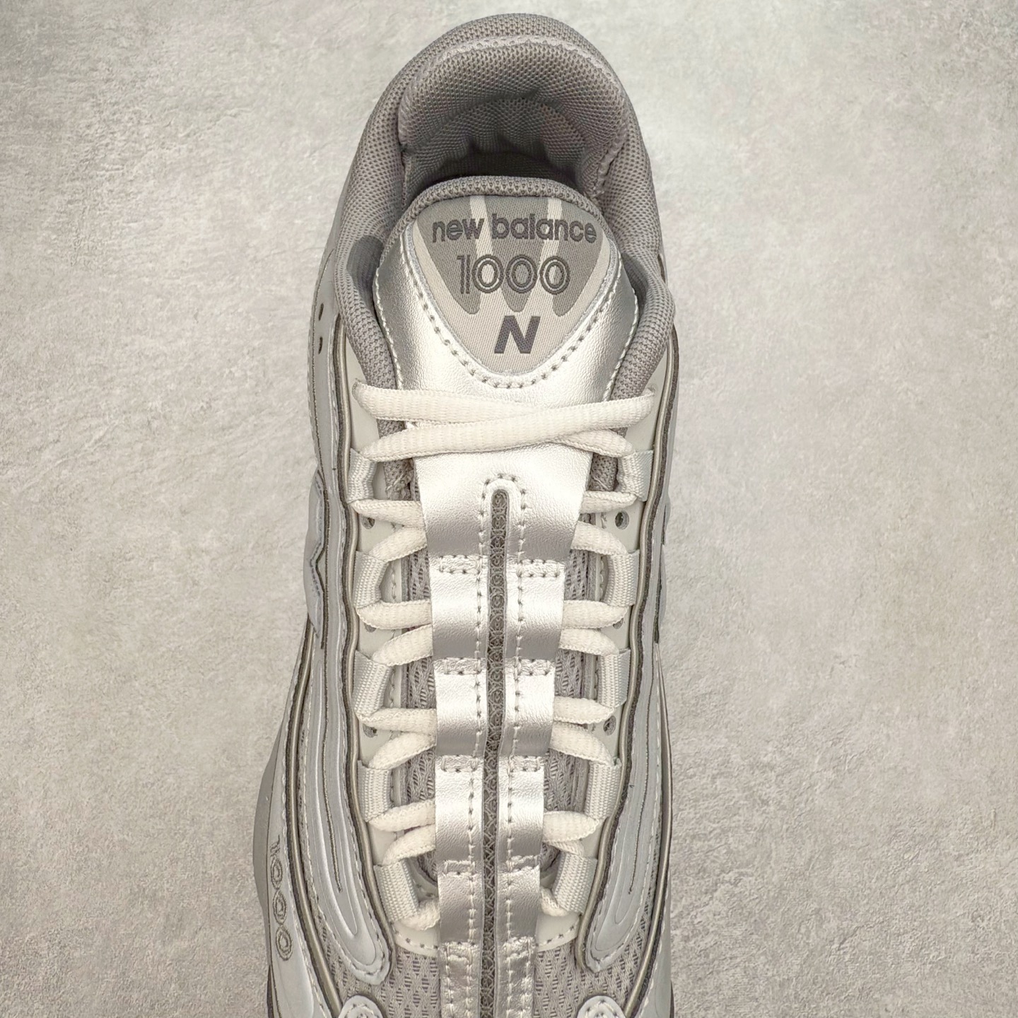 图片[5]-New Balance M1000 NB系列低帮复古老爹风休闲运动慢跑鞋 据悉，New Balance的复古鞋型M1000系列将在2024年正式回归。而自家美产创意总监Teddy Santis的AIMÉ LEON DORE也将率先推出联名1000撑撑场子，鞋款预计将在今年正式发布。New Balance1000系列作为NB最高端的鞋型，诞生于1999年，一度成为当年的热门鞋型，神似Nike Air Max95，现在看来也是一双符合潮流趋势的复古老爹鞋型。此番Teddy Santis亲自操刀，将丰富的配色和升级材质于复古的1000鞋型结合，鞋身采用米色、绿色和粉色的搭配。\\\”N\\\”字Logo也以全新的设计呈现，以1000标志性的网布和皮革材质打造，带来全新的视觉体验。后续ALD和New Balance1000的联名还将推出纯白配色，具体颜值还要等更多实物图的释出。AIMÉ LEON DORE和New Balance的多次联名一直有着超高的人气，无论是550还是1906R都有着不低的溢价，预计此番颜值不错的全新1000也会有着较高的人气。尺码：36 37 37.5 38 38.5 39.5 40 40.5 41.5 42 42.5 43 44 44.5 45-选品中心