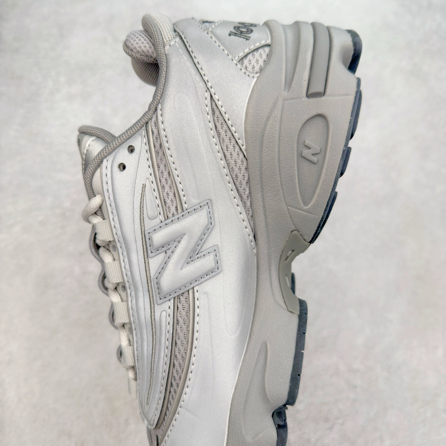 图片[7]-New Balance M1000 NB系列低帮复古老爹风休闲运动慢跑鞋 据悉，New Balance的复古鞋型M1000系列将在2024年正式回归。而自家美产创意总监Teddy Santis的AIMÉ LEON DORE也将率先推出联名1000撑撑场子，鞋款预计将在今年正式发布。New Balance1000系列作为NB最高端的鞋型，诞生于1999年，一度成为当年的热门鞋型，神似Nike Air Max95，现在看来也是一双符合潮流趋势的复古老爹鞋型。此番Teddy Santis亲自操刀，将丰富的配色和升级材质于复古的1000鞋型结合，鞋身采用米色、绿色和粉色的搭配。\\\”N\\\”字Logo也以全新的设计呈现，以1000标志性的网布和皮革材质打造，带来全新的视觉体验。后续ALD和New Balance1000的联名还将推出纯白配色，具体颜值还要等更多实物图的释出。AIMÉ LEON DORE和New Balance的多次联名一直有着超高的人气，无论是550还是1906R都有着不低的溢价，预计此番颜值不错的全新1000也会有着较高的人气。尺码：36 37 37.5 38 38.5 39.5 40 40.5 41.5 42 42.5 43 44 44.5 45-选品中心