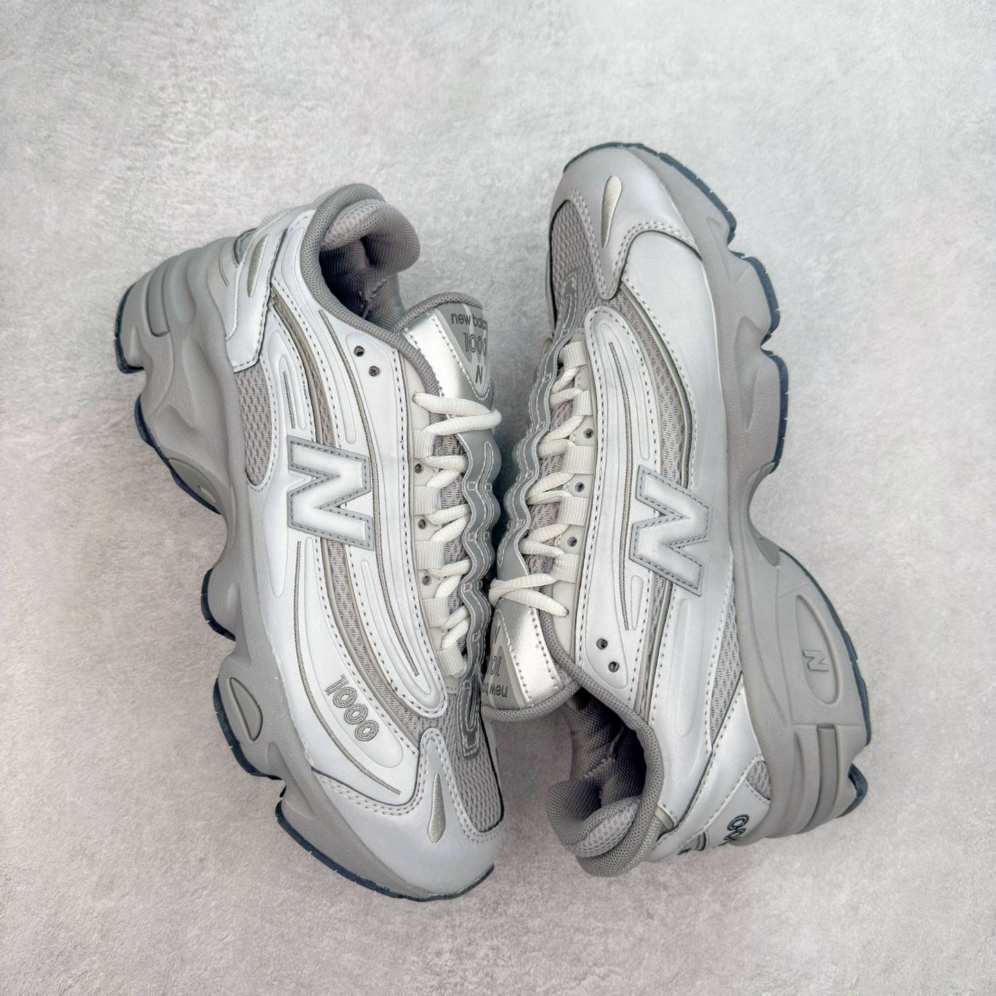 图片[3]-New Balance M1000 NB系列低帮复古老爹风休闲运动慢跑鞋 据悉，New Balance的复古鞋型M1000系列将在2024年正式回归。而自家美产创意总监Teddy Santis的AIMÉ LEON DORE也将率先推出联名1000撑撑场子，鞋款预计将在今年正式发布。New Balance1000系列作为NB最高端的鞋型，诞生于1999年，一度成为当年的热门鞋型，神似Nike Air Max95，现在看来也是一双符合潮流趋势的复古老爹鞋型。此番Teddy Santis亲自操刀，将丰富的配色和升级材质于复古的1000鞋型结合，鞋身采用米色、绿色和粉色的搭配。\\\”N\\\”字Logo也以全新的设计呈现，以1000标志性的网布和皮革材质打造，带来全新的视觉体验。后续ALD和New Balance1000的联名还将推出纯白配色，具体颜值还要等更多实物图的释出。AIMÉ LEON DORE和New Balance的多次联名一直有着超高的人气，无论是550还是1906R都有着不低的溢价，预计此番颜值不错的全新1000也会有着较高的人气。尺码：36 37 37.5 38 38.5 39.5 40 40.5 41.5 42 42.5 43 44 44.5 45-选品中心