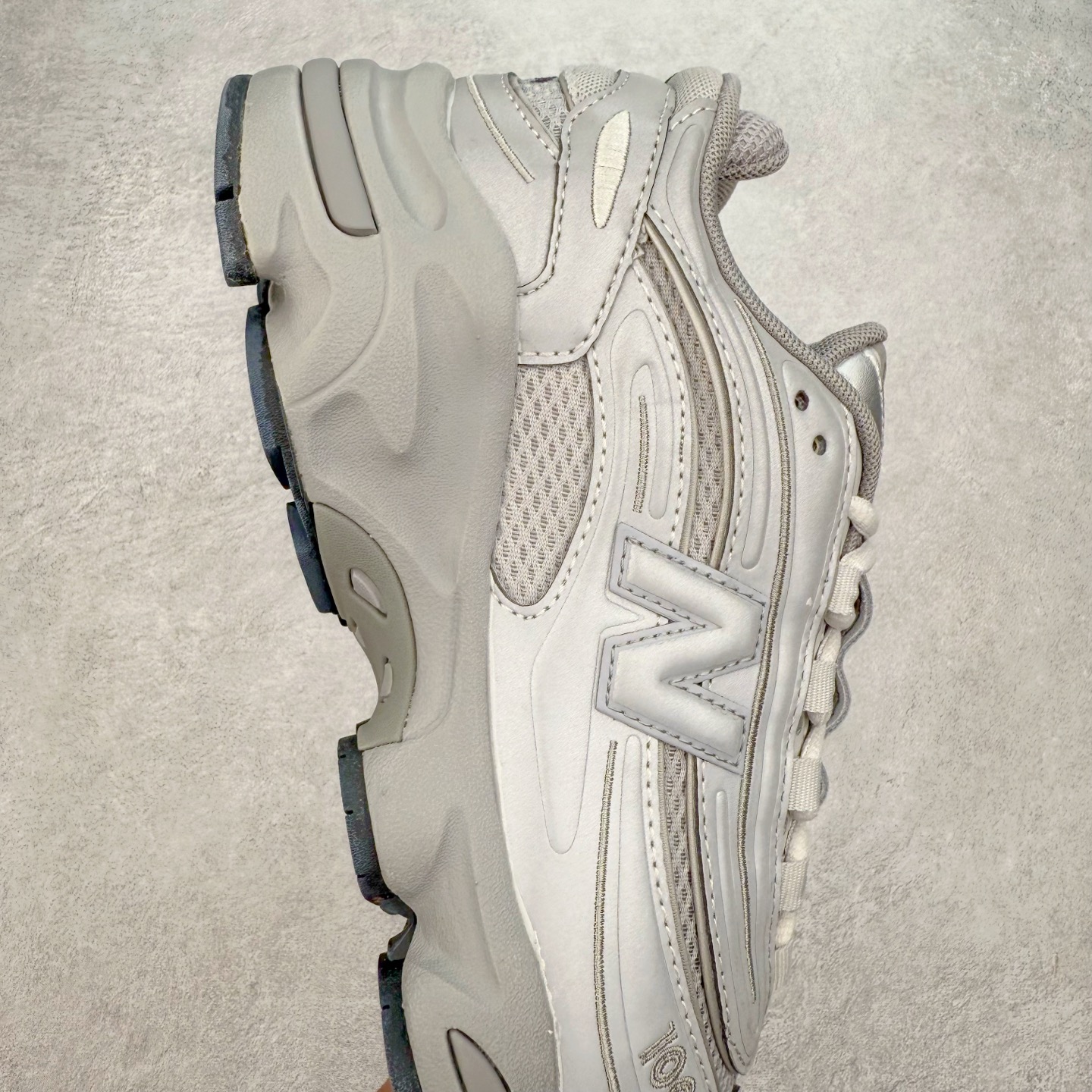 图片[6]-New Balance M1000 NB系列低帮复古老爹风休闲运动慢跑鞋 据悉，New Balance的复古鞋型M1000系列将在2024年正式回归。而自家美产创意总监Teddy Santis的AIMÉ LEON DORE也将率先推出联名1000撑撑场子，鞋款预计将在今年正式发布。New Balance1000系列作为NB最高端的鞋型，诞生于1999年，一度成为当年的热门鞋型，神似Nike Air Max95，现在看来也是一双符合潮流趋势的复古老爹鞋型。此番Teddy Santis亲自操刀，将丰富的配色和升级材质于复古的1000鞋型结合，鞋身采用米色、绿色和粉色的搭配。\\\”N\\\”字Logo也以全新的设计呈现，以1000标志性的网布和皮革材质打造，带来全新的视觉体验。后续ALD和New Balance1000的联名还将推出纯白配色，具体颜值还要等更多实物图的释出。AIMÉ LEON DORE和New Balance的多次联名一直有着超高的人气，无论是550还是1906R都有着不低的溢价，预计此番颜值不错的全新1000也会有着较高的人气。尺码：36 37 37.5 38 38.5 39.5 40 40.5 41.5 42 42.5 43 44 44.5 45-选品中心