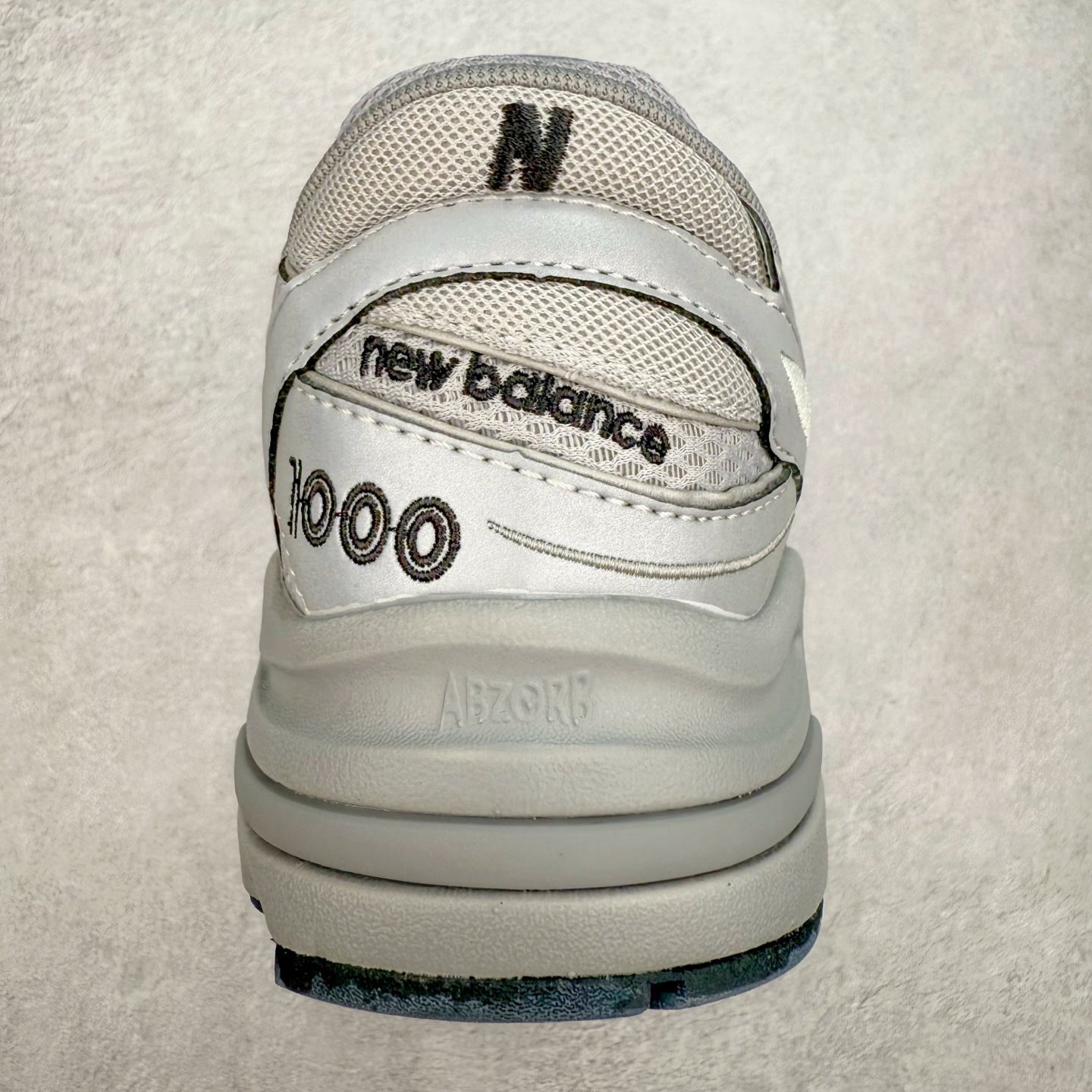 图片[8]-New Balance M1000 NB系列低帮复古老爹风休闲运动慢跑鞋 据悉，New Balance的复古鞋型M1000系列将在2024年正式回归。而自家美产创意总监Teddy Santis的AIMÉ LEON DORE也将率先推出联名1000撑撑场子，鞋款预计将在今年正式发布。New Balance1000系列作为NB最高端的鞋型，诞生于1999年，一度成为当年的热门鞋型，神似Nike Air Max95，现在看来也是一双符合潮流趋势的复古老爹鞋型。此番Teddy Santis亲自操刀，将丰富的配色和升级材质于复古的1000鞋型结合，鞋身采用米色、绿色和粉色的搭配。\\\”N\\\”字Logo也以全新的设计呈现，以1000标志性的网布和皮革材质打造，带来全新的视觉体验。后续ALD和New Balance1000的联名还将推出纯白配色，具体颜值还要等更多实物图的释出。AIMÉ LEON DORE和New Balance的多次联名一直有着超高的人气，无论是550还是1906R都有着不低的溢价，预计此番颜值不错的全新1000也会有着较高的人气。尺码：36 37 37.5 38 38.5 39.5 40 40.5 41.5 42 42.5 43 44 44.5 45-选品中心
