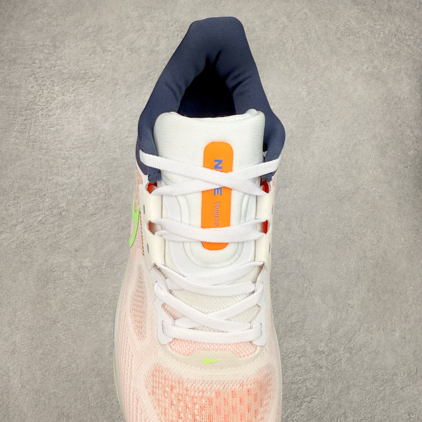 图片[5]-NK Air Zoom Vomero 17 轻便舒适公路跑步鞋 质感柔软 弹力充沛 助力一路畅跑 乐享不停 厚实泡绵缔造舒适的回弹效果 铸就出色跑步表现 该鞋款轻盈透气 带你步入舒适新境界 疾速刺激感和非凡舒适脚感交织 定能让跑者在迈步间找到渴望已久的跑步乐趣 自如掌控跑步节奏、配速和里程 足底缓震配置赋予双足柔软舒适感受 助你一路畅跑 缓震设计 在双足触地时有助提供舒适脚感 搭载性能出众的 ZoomX 和 Cushlon 泡绵 营造柔软舒适脚感 助你稳稳迈步 基于跑者反馈 简化中底设计 带来出色舒适感 尺码：36 36.5 37.5 38 38.5 39 40 40.5 41 42 42.5 43 44 44.5 45-选品中心