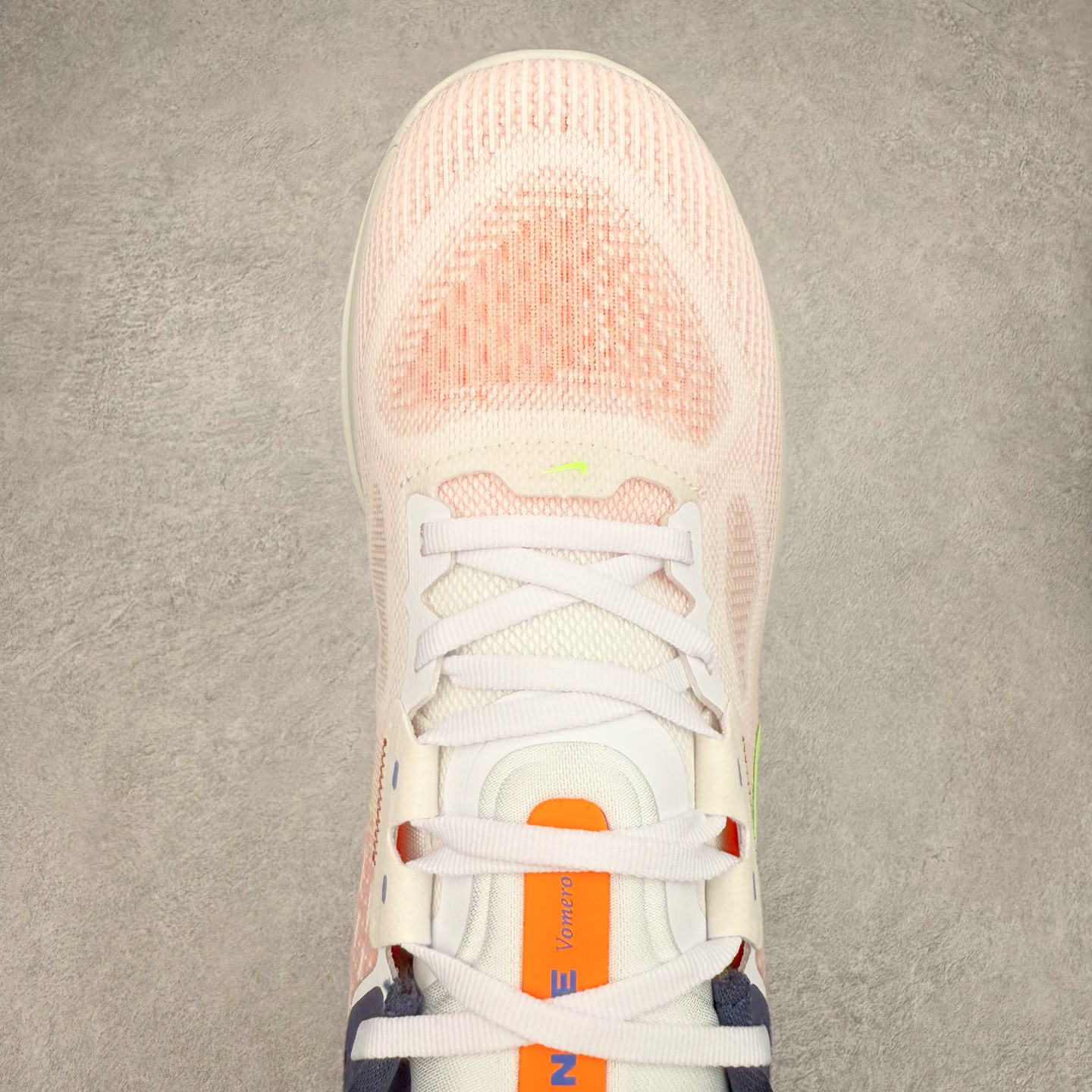 图片[4]-NK Air Zoom Vomero 17 轻便舒适公路跑步鞋 质感柔软 弹力充沛 助力一路畅跑 乐享不停 厚实泡绵缔造舒适的回弹效果 铸就出色跑步表现 该鞋款轻盈透气 带你步入舒适新境界 疾速刺激感和非凡舒适脚感交织 定能让跑者在迈步间找到渴望已久的跑步乐趣 自如掌控跑步节奏、配速和里程 足底缓震配置赋予双足柔软舒适感受 助你一路畅跑 缓震设计 在双足触地时有助提供舒适脚感 搭载性能出众的 ZoomX 和 Cushlon 泡绵 营造柔软舒适脚感 助你稳稳迈步 基于跑者反馈 简化中底设计 带来出色舒适感 尺码：36 36.5 37.5 38 38.5 39 40 40.5 41 42 42.5 43 44 44.5 45-选品中心