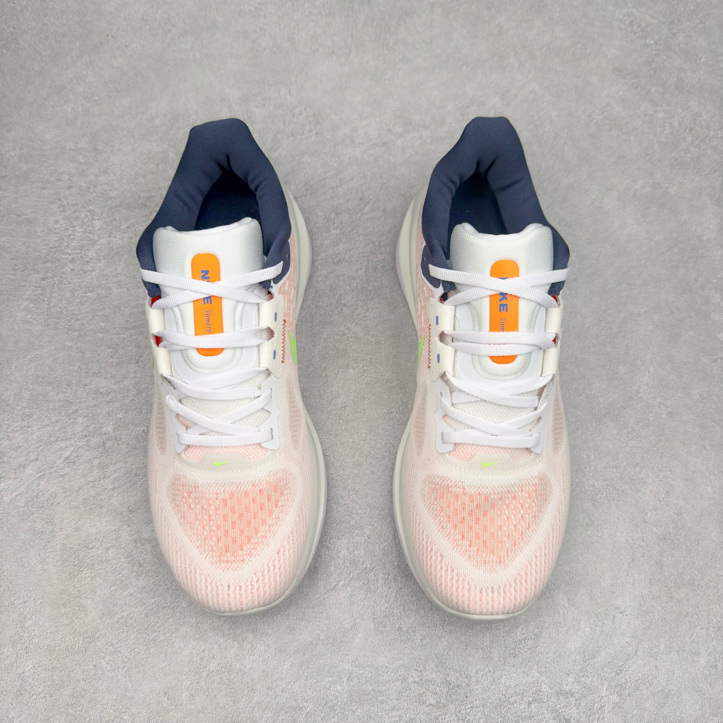 图片[2]-NK Air Zoom Vomero 17 轻便舒适公路跑步鞋 质感柔软 弹力充沛 助力一路畅跑 乐享不停 厚实泡绵缔造舒适的回弹效果 铸就出色跑步表现 该鞋款轻盈透气 带你步入舒适新境界 疾速刺激感和非凡舒适脚感交织 定能让跑者在迈步间找到渴望已久的跑步乐趣 自如掌控跑步节奏、配速和里程 足底缓震配置赋予双足柔软舒适感受 助你一路畅跑 缓震设计 在双足触地时有助提供舒适脚感 搭载性能出众的 ZoomX 和 Cushlon 泡绵 营造柔软舒适脚感 助你稳稳迈步 基于跑者反馈 简化中底设计 带来出色舒适感 尺码：36 36.5 37.5 38 38.5 39 40 40.5 41 42 42.5 43 44 44.5 45-选品中心