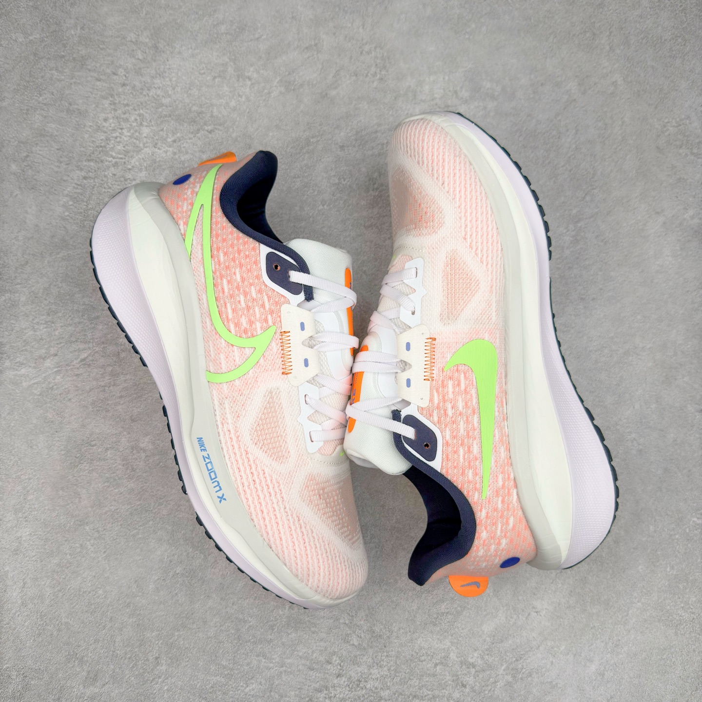 图片[3]-NK Air Zoom Vomero 17 轻便舒适公路跑步鞋 质感柔软 弹力充沛 助力一路畅跑 乐享不停 厚实泡绵缔造舒适的回弹效果 铸就出色跑步表现 该鞋款轻盈透气 带你步入舒适新境界 疾速刺激感和非凡舒适脚感交织 定能让跑者在迈步间找到渴望已久的跑步乐趣 自如掌控跑步节奏、配速和里程 足底缓震配置赋予双足柔软舒适感受 助你一路畅跑 缓震设计 在双足触地时有助提供舒适脚感 搭载性能出众的 ZoomX 和 Cushlon 泡绵 营造柔软舒适脚感 助你稳稳迈步 基于跑者反馈 简化中底设计 带来出色舒适感 尺码：36 36.5 37.5 38 38.5 39 40 40.5 41 42 42.5 43 44 44.5 45-选品中心