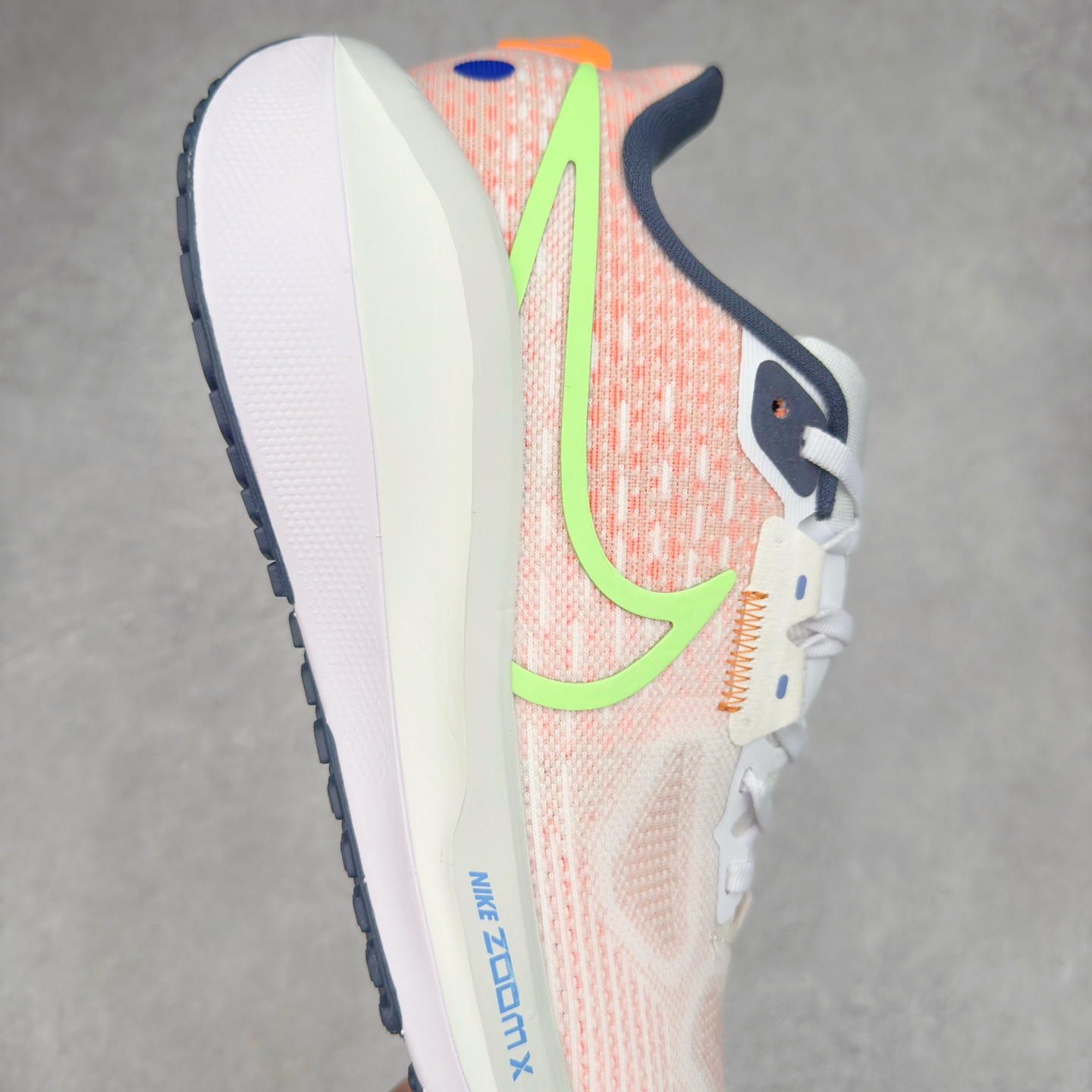 图片[6]-NK Air Zoom Vomero 17 轻便舒适公路跑步鞋 质感柔软 弹力充沛 助力一路畅跑 乐享不停 厚实泡绵缔造舒适的回弹效果 铸就出色跑步表现 该鞋款轻盈透气 带你步入舒适新境界 疾速刺激感和非凡舒适脚感交织 定能让跑者在迈步间找到渴望已久的跑步乐趣 自如掌控跑步节奏、配速和里程 足底缓震配置赋予双足柔软舒适感受 助你一路畅跑 缓震设计 在双足触地时有助提供舒适脚感 搭载性能出众的 ZoomX 和 Cushlon 泡绵 营造柔软舒适脚感 助你稳稳迈步 基于跑者反馈 简化中底设计 带来出色舒适感 尺码：36 36.5 37.5 38 38.5 39 40 40.5 41 42 42.5 43 44 44.5 45-选品中心