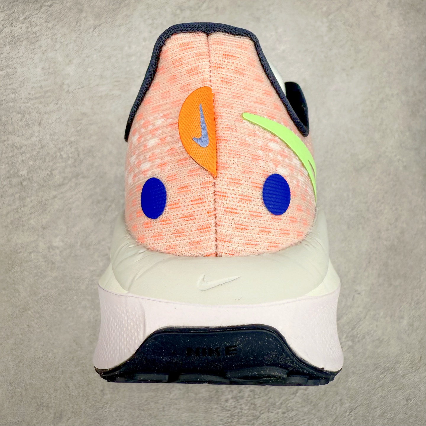 图片[8]-NK Air Zoom Vomero 17 轻便舒适公路跑步鞋 质感柔软 弹力充沛 助力一路畅跑 乐享不停 厚实泡绵缔造舒适的回弹效果 铸就出色跑步表现 该鞋款轻盈透气 带你步入舒适新境界 疾速刺激感和非凡舒适脚感交织 定能让跑者在迈步间找到渴望已久的跑步乐趣 自如掌控跑步节奏、配速和里程 足底缓震配置赋予双足柔软舒适感受 助你一路畅跑 缓震设计 在双足触地时有助提供舒适脚感 搭载性能出众的 ZoomX 和 Cushlon 泡绵 营造柔软舒适脚感 助你稳稳迈步 基于跑者反馈 简化中底设计 带来出色舒适感 尺码：36 36.5 37.5 38 38.5 39 40 40.5 41 42 42.5 43 44 44.5 45-选品中心