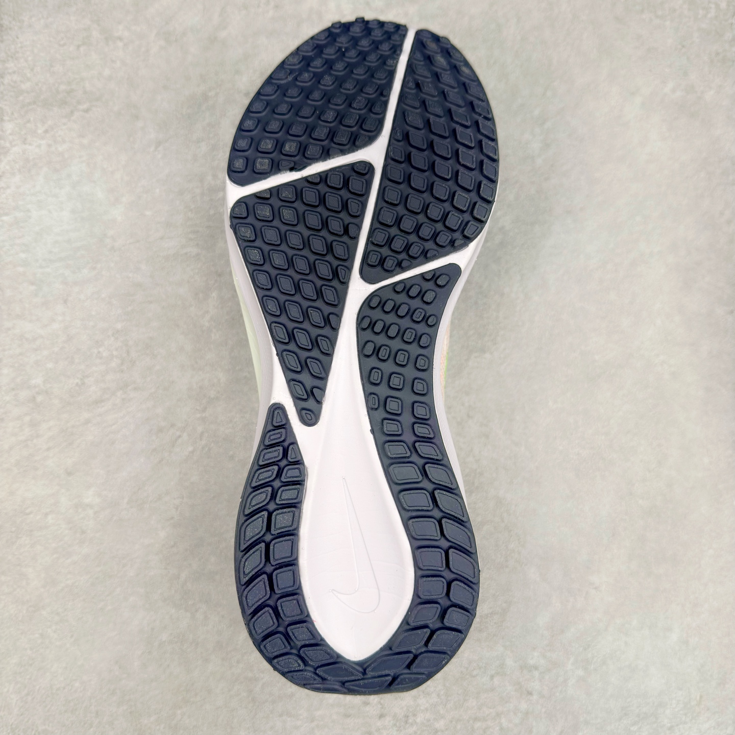 图片[9]-NK Air Zoom Vomero 17 轻便舒适公路跑步鞋 质感柔软 弹力充沛 助力一路畅跑 乐享不停 厚实泡绵缔造舒适的回弹效果 铸就出色跑步表现 该鞋款轻盈透气 带你步入舒适新境界 疾速刺激感和非凡舒适脚感交织 定能让跑者在迈步间找到渴望已久的跑步乐趣 自如掌控跑步节奏、配速和里程 足底缓震配置赋予双足柔软舒适感受 助你一路畅跑 缓震设计 在双足触地时有助提供舒适脚感 搭载性能出众的 ZoomX 和 Cushlon 泡绵 营造柔软舒适脚感 助你稳稳迈步 基于跑者反馈 简化中底设计 带来出色舒适感 尺码：36 36.5 37.5 38 38.5 39 40 40.5 41 42 42.5 43 44 44.5 45-选品中心