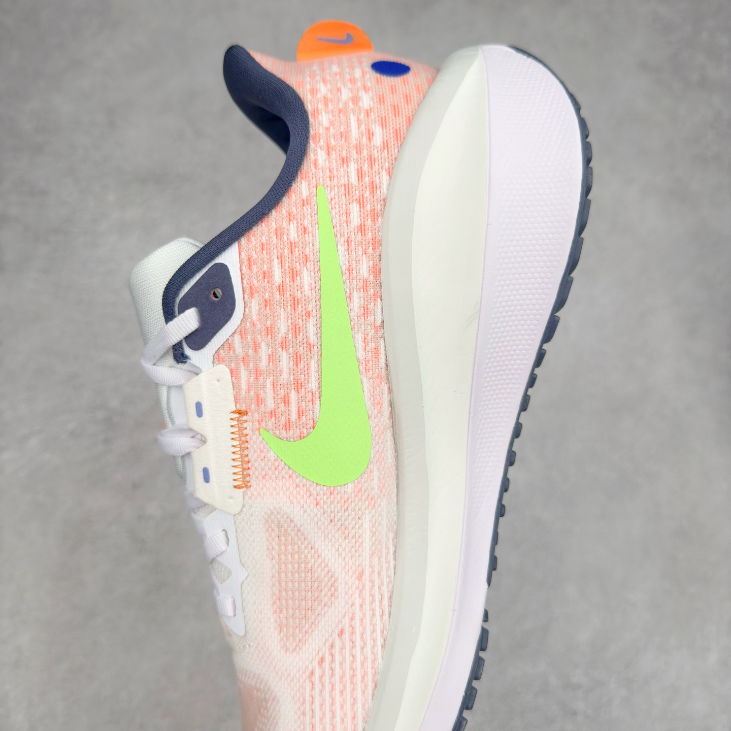 图片[7]-NK Air Zoom Vomero 17 轻便舒适公路跑步鞋 质感柔软 弹力充沛 助力一路畅跑 乐享不停 厚实泡绵缔造舒适的回弹效果 铸就出色跑步表现 该鞋款轻盈透气 带你步入舒适新境界 疾速刺激感和非凡舒适脚感交织 定能让跑者在迈步间找到渴望已久的跑步乐趣 自如掌控跑步节奏、配速和里程 足底缓震配置赋予双足柔软舒适感受 助你一路畅跑 缓震设计 在双足触地时有助提供舒适脚感 搭载性能出众的 ZoomX 和 Cushlon 泡绵 营造柔软舒适脚感 助你稳稳迈步 基于跑者反馈 简化中底设计 带来出色舒适感 尺码：36 36.5 37.5 38 38.5 39 40 40.5 41 42 42.5 43 44 44.5 45-选品中心