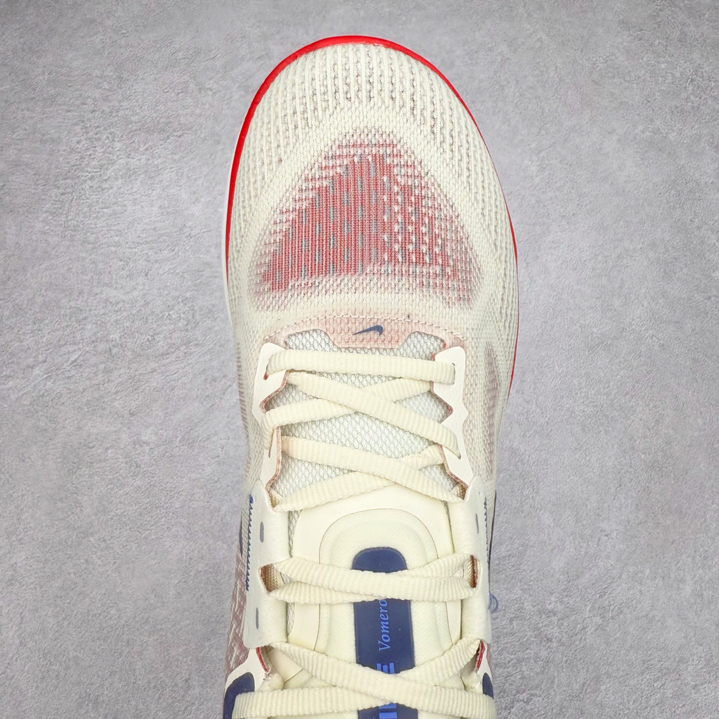 图片[4]-NK Air Zoom Vomero 17 轻便舒适公路跑步鞋 质感柔软 弹力充沛 助力一路畅跑 乐享不停 厚实泡绵缔造舒适的回弹效果 铸就出色跑步表现 该鞋款轻盈透气 带你步入舒适新境界 疾速刺激感和非凡舒适脚感交织 定能让跑者在迈步间找到渴望已久的跑步乐趣 自如掌控跑步节奏、配速和里程 足底缓震配置赋予双足柔软舒适感受 助你一路畅跑 缓震设计 在双足触地时有助提供舒适脚感 搭载性能出众的 ZoomX 和 Cushlon 泡绵 营造柔软舒适脚感 助你稳稳迈步 基于跑者反馈 简化中底设计 带来出色舒适感 尺码：36 36.5 37.5 38 38.5 39 40 40.5 41 42 42.5 43 44 44.5 45-选品中心