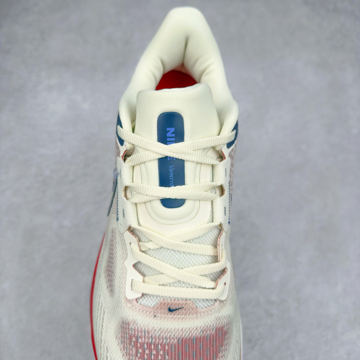 图片[5]-NK Air Zoom Vomero 17 轻便舒适公路跑步鞋 质感柔软 弹力充沛 助力一路畅跑 乐享不停 厚实泡绵缔造舒适的回弹效果 铸就出色跑步表现 该鞋款轻盈透气 带你步入舒适新境界 疾速刺激感和非凡舒适脚感交织 定能让跑者在迈步间找到渴望已久的跑步乐趣 自如掌控跑步节奏、配速和里程 足底缓震配置赋予双足柔软舒适感受 助你一路畅跑 缓震设计 在双足触地时有助提供舒适脚感 搭载性能出众的 ZoomX 和 Cushlon 泡绵 营造柔软舒适脚感 助你稳稳迈步 基于跑者反馈 简化中底设计 带来出色舒适感 尺码：36 36.5 37.5 38 38.5 39 40 40.5 41 42 42.5 43 44 44.5 45-选品中心