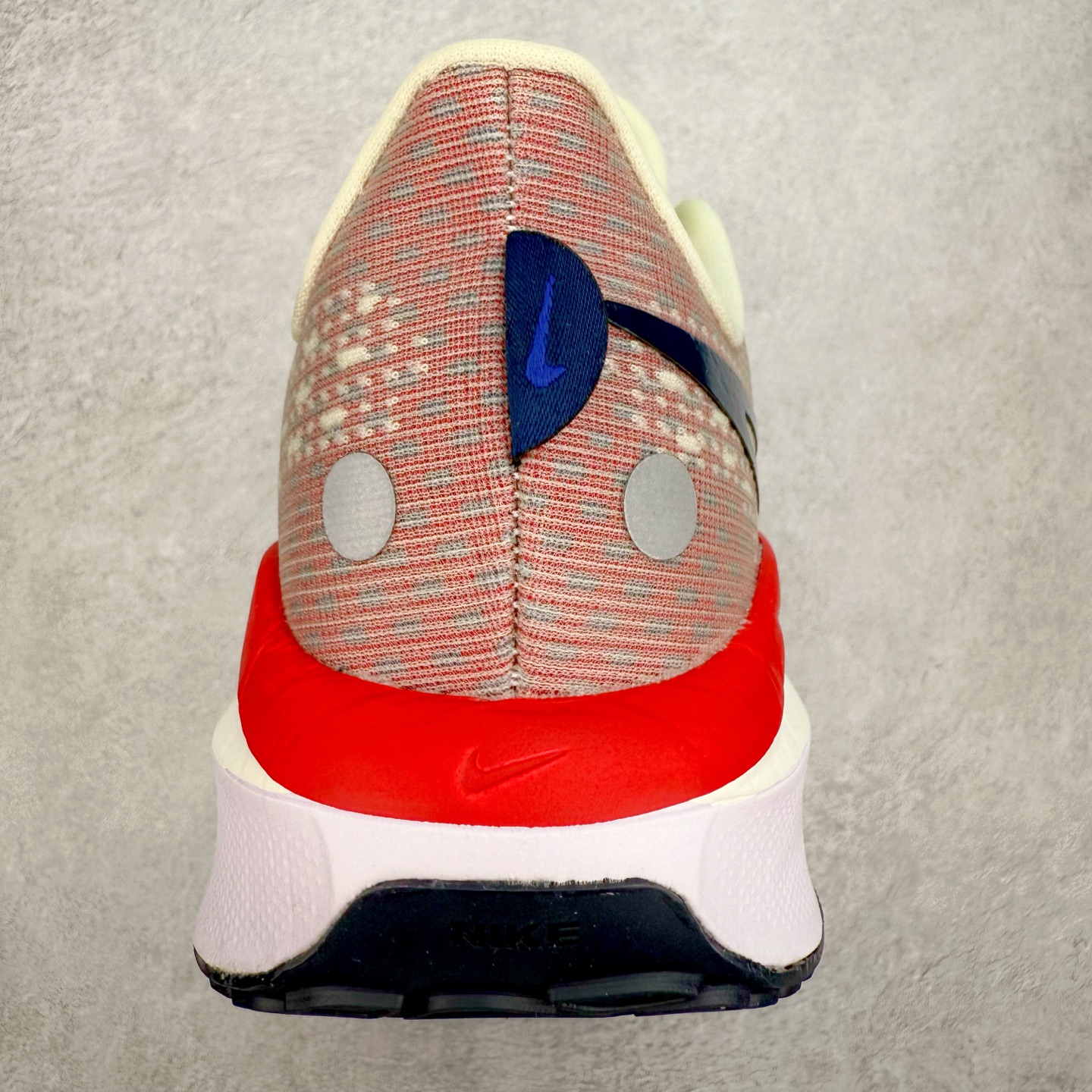 图片[8]-NK Air Zoom Vomero 17 轻便舒适公路跑步鞋 质感柔软 弹力充沛 助力一路畅跑 乐享不停 厚实泡绵缔造舒适的回弹效果 铸就出色跑步表现 该鞋款轻盈透气 带你步入舒适新境界 疾速刺激感和非凡舒适脚感交织 定能让跑者在迈步间找到渴望已久的跑步乐趣 自如掌控跑步节奏、配速和里程 足底缓震配置赋予双足柔软舒适感受 助你一路畅跑 缓震设计 在双足触地时有助提供舒适脚感 搭载性能出众的 ZoomX 和 Cushlon 泡绵 营造柔软舒适脚感 助你稳稳迈步 基于跑者反馈 简化中底设计 带来出色舒适感 尺码：36 36.5 37.5 38 38.5 39 40 40.5 41 42 42.5 43 44 44.5 45-选品中心