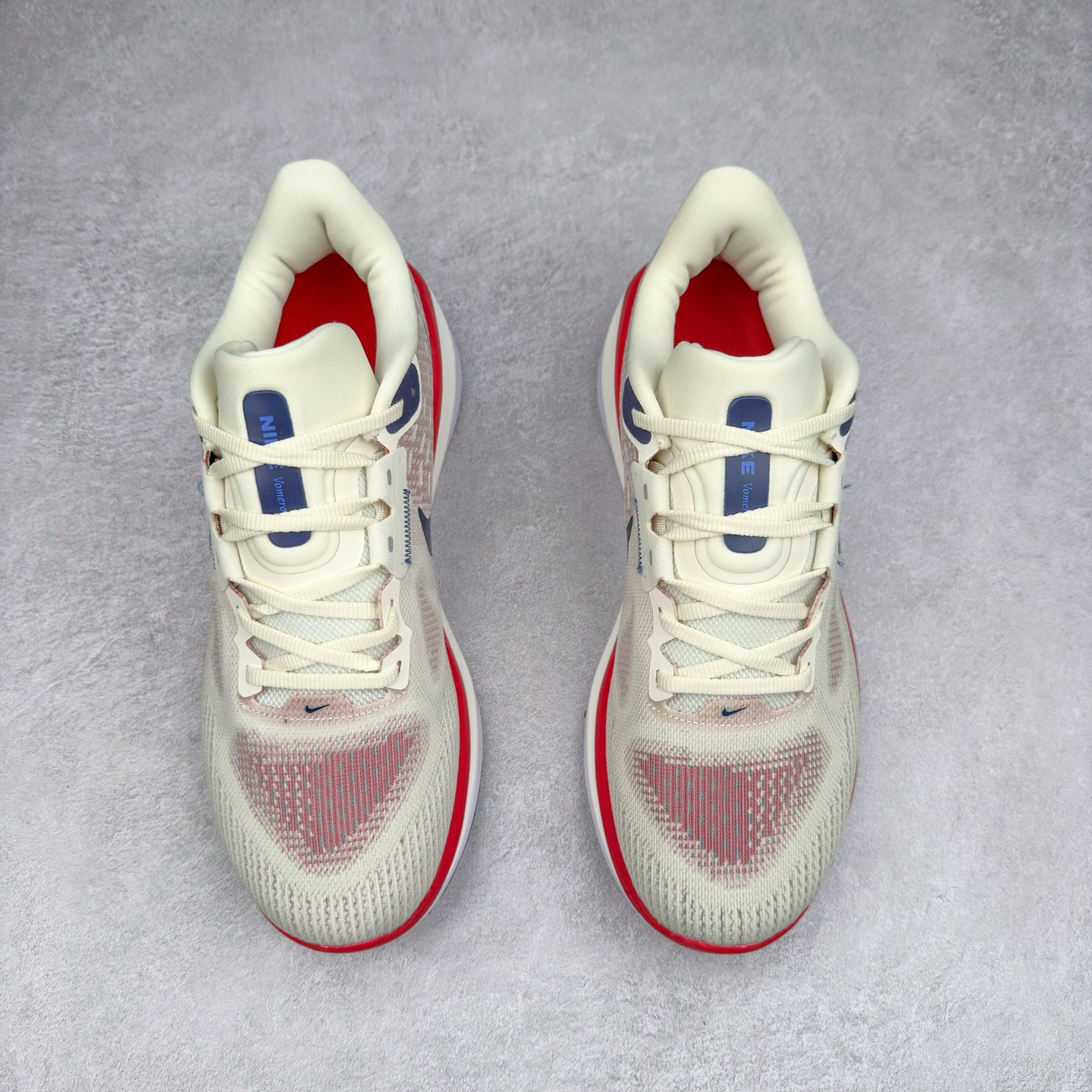 图片[2]-NK Air Zoom Vomero 17 轻便舒适公路跑步鞋 质感柔软 弹力充沛 助力一路畅跑 乐享不停 厚实泡绵缔造舒适的回弹效果 铸就出色跑步表现 该鞋款轻盈透气 带你步入舒适新境界 疾速刺激感和非凡舒适脚感交织 定能让跑者在迈步间找到渴望已久的跑步乐趣 自如掌控跑步节奏、配速和里程 足底缓震配置赋予双足柔软舒适感受 助你一路畅跑 缓震设计 在双足触地时有助提供舒适脚感 搭载性能出众的 ZoomX 和 Cushlon 泡绵 营造柔软舒适脚感 助你稳稳迈步 基于跑者反馈 简化中底设计 带来出色舒适感 尺码：36 36.5 37.5 38 38.5 39 40 40.5 41 42 42.5 43 44 44.5 45-选品中心