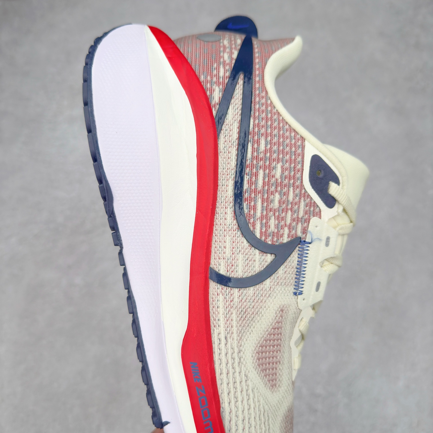 图片[6]-NK Air Zoom Vomero 17 轻便舒适公路跑步鞋 质感柔软 弹力充沛 助力一路畅跑 乐享不停 厚实泡绵缔造舒适的回弹效果 铸就出色跑步表现 该鞋款轻盈透气 带你步入舒适新境界 疾速刺激感和非凡舒适脚感交织 定能让跑者在迈步间找到渴望已久的跑步乐趣 自如掌控跑步节奏、配速和里程 足底缓震配置赋予双足柔软舒适感受 助你一路畅跑 缓震设计 在双足触地时有助提供舒适脚感 搭载性能出众的 ZoomX 和 Cushlon 泡绵 营造柔软舒适脚感 助你稳稳迈步 基于跑者反馈 简化中底设计 带来出色舒适感 尺码：36 36.5 37.5 38 38.5 39 40 40.5 41 42 42.5 43 44 44.5 45-选品中心