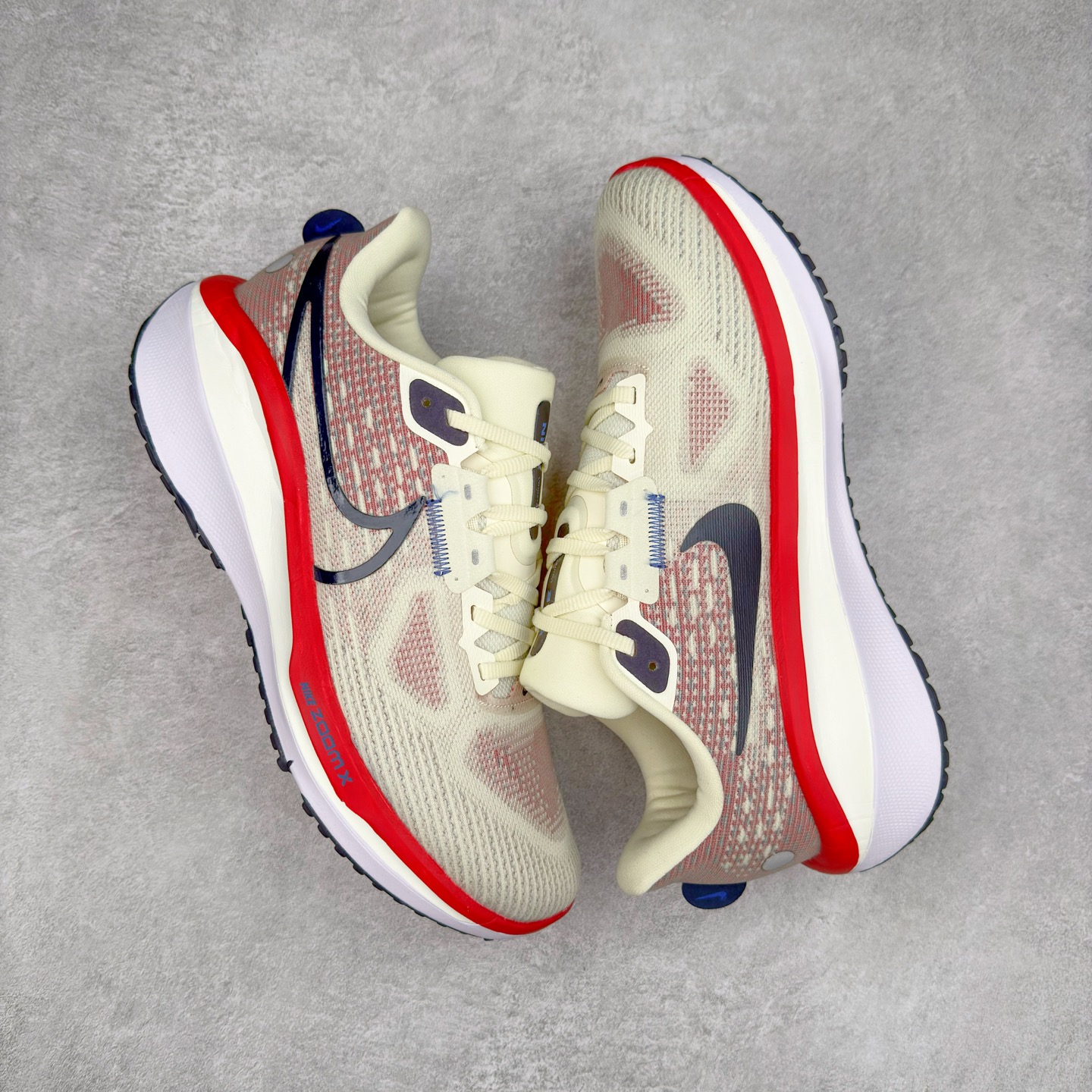 图片[3]-NK Air Zoom Vomero 17 轻便舒适公路跑步鞋 质感柔软 弹力充沛 助力一路畅跑 乐享不停 厚实泡绵缔造舒适的回弹效果 铸就出色跑步表现 该鞋款轻盈透气 带你步入舒适新境界 疾速刺激感和非凡舒适脚感交织 定能让跑者在迈步间找到渴望已久的跑步乐趣 自如掌控跑步节奏、配速和里程 足底缓震配置赋予双足柔软舒适感受 助你一路畅跑 缓震设计 在双足触地时有助提供舒适脚感 搭载性能出众的 ZoomX 和 Cushlon 泡绵 营造柔软舒适脚感 助你稳稳迈步 基于跑者反馈 简化中底设计 带来出色舒适感 尺码：36 36.5 37.5 38 38.5 39 40 40.5 41 42 42.5 43 44 44.5 45-选品中心