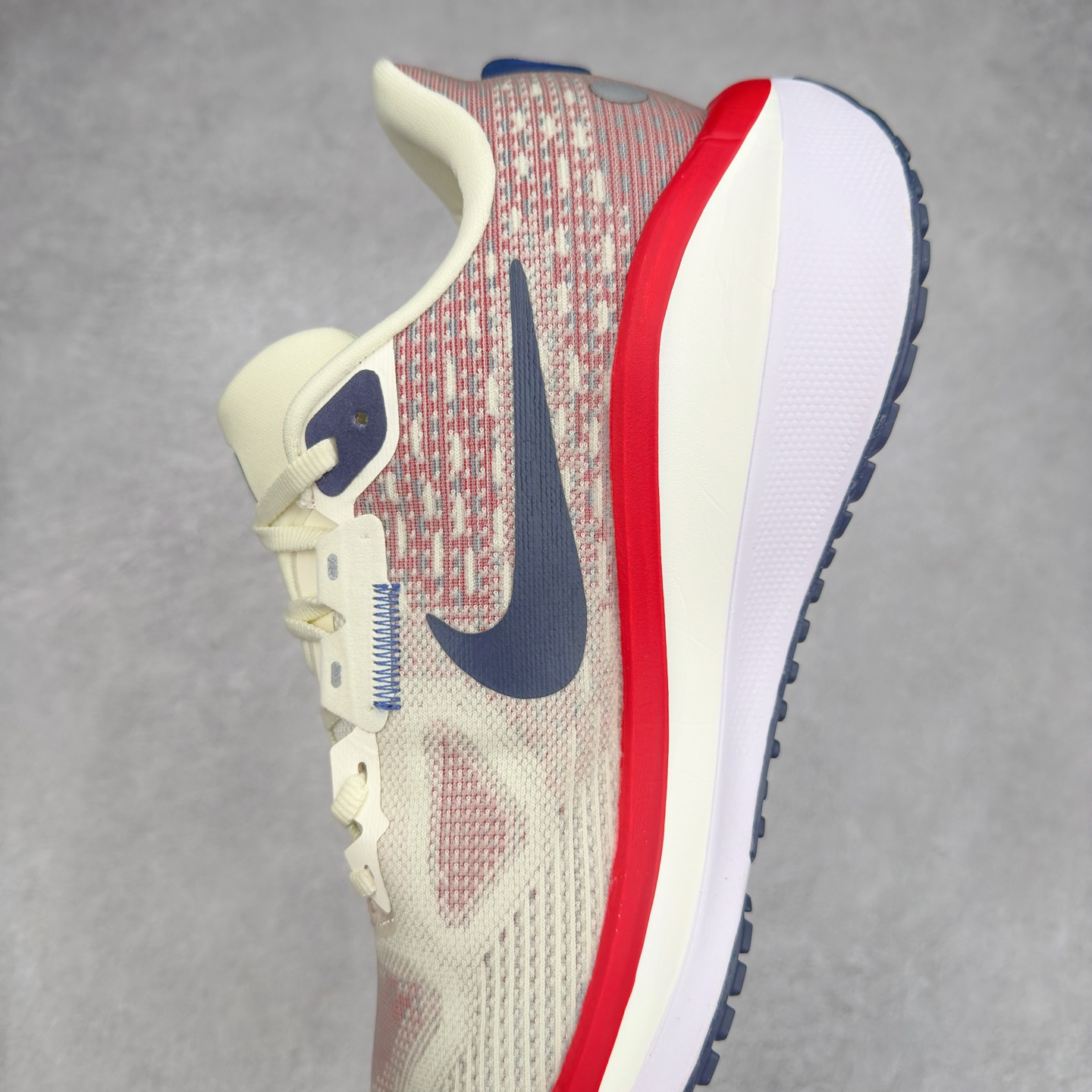 图片[7]-NK Air Zoom Vomero 17 轻便舒适公路跑步鞋 质感柔软 弹力充沛 助力一路畅跑 乐享不停 厚实泡绵缔造舒适的回弹效果 铸就出色跑步表现 该鞋款轻盈透气 带你步入舒适新境界 疾速刺激感和非凡舒适脚感交织 定能让跑者在迈步间找到渴望已久的跑步乐趣 自如掌控跑步节奏、配速和里程 足底缓震配置赋予双足柔软舒适感受 助你一路畅跑 缓震设计 在双足触地时有助提供舒适脚感 搭载性能出众的 ZoomX 和 Cushlon 泡绵 营造柔软舒适脚感 助你稳稳迈步 基于跑者反馈 简化中底设计 带来出色舒适感 尺码：36 36.5 37.5 38 38.5 39 40 40.5 41 42 42.5 43 44 44.5 45-选品中心