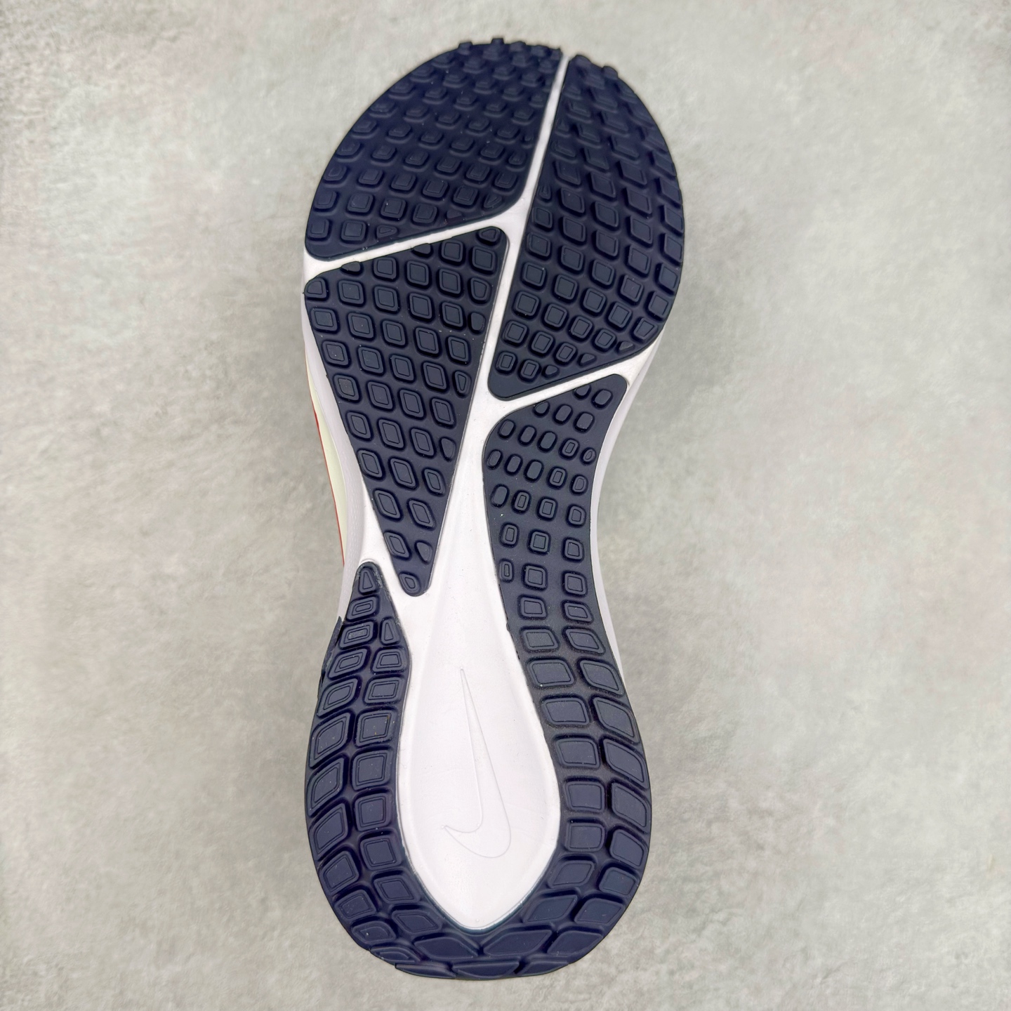 图片[9]-NK Air Zoom Vomero 17 轻便舒适公路跑步鞋 质感柔软 弹力充沛 助力一路畅跑 乐享不停 厚实泡绵缔造舒适的回弹效果 铸就出色跑步表现 该鞋款轻盈透气 带你步入舒适新境界 疾速刺激感和非凡舒适脚感交织 定能让跑者在迈步间找到渴望已久的跑步乐趣 自如掌控跑步节奏、配速和里程 足底缓震配置赋予双足柔软舒适感受 助你一路畅跑 缓震设计 在双足触地时有助提供舒适脚感 搭载性能出众的 ZoomX 和 Cushlon 泡绵 营造柔软舒适脚感 助你稳稳迈步 基于跑者反馈 简化中底设计 带来出色舒适感 尺码：36 36.5 37.5 38 38.5 39 40 40.5 41 42 42.5 43 44 44.5 45-选品中心