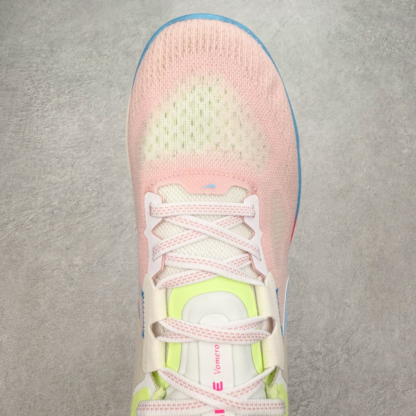 图片[4]-NK Air Zoom Vomero 17 轻便舒适公路跑步鞋 质感柔软 弹力充沛 助力一路畅跑 乐享不停 厚实泡绵缔造舒适的回弹效果 铸就出色跑步表现 该鞋款轻盈透气 带你步入舒适新境界 疾速刺激感和非凡舒适脚感交织 定能让跑者在迈步间找到渴望已久的跑步乐趣 自如掌控跑步节奏、配速和里程 足底缓震配置赋予双足柔软舒适感受 助你一路畅跑 缓震设计 在双足触地时有助提供舒适脚感 搭载性能出众的 ZoomX 和 Cushlon 泡绵 营造柔软舒适脚感 助你稳稳迈步 基于跑者反馈 简化中底设计 带来出色舒适感 尺码：36 36.5 37.5 38 38.5 39 40 40.5 41 42 42.5 43 44 44.5 45-选品中心