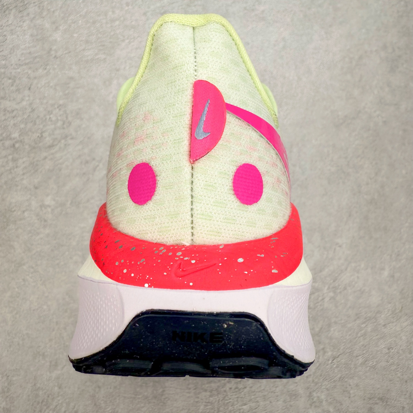 图片[8]-NK Air Zoom Vomero 17 轻便舒适公路跑步鞋 质感柔软 弹力充沛 助力一路畅跑 乐享不停 厚实泡绵缔造舒适的回弹效果 铸就出色跑步表现 该鞋款轻盈透气 带你步入舒适新境界 疾速刺激感和非凡舒适脚感交织 定能让跑者在迈步间找到渴望已久的跑步乐趣 自如掌控跑步节奏、配速和里程 足底缓震配置赋予双足柔软舒适感受 助你一路畅跑 缓震设计 在双足触地时有助提供舒适脚感 搭载性能出众的 ZoomX 和 Cushlon 泡绵 营造柔软舒适脚感 助你稳稳迈步 基于跑者反馈 简化中底设计 带来出色舒适感 尺码：36 36.5 37.5 38 38.5 39 40 40.5 41 42 42.5 43 44 44.5 45-选品中心