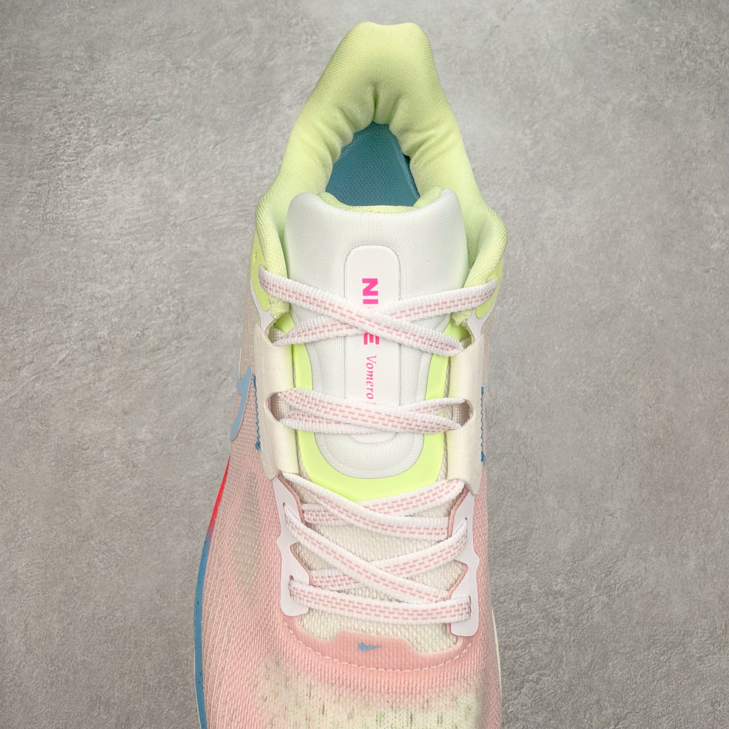 图片[5]-NK Air Zoom Vomero 17 轻便舒适公路跑步鞋 质感柔软 弹力充沛 助力一路畅跑 乐享不停 厚实泡绵缔造舒适的回弹效果 铸就出色跑步表现 该鞋款轻盈透气 带你步入舒适新境界 疾速刺激感和非凡舒适脚感交织 定能让跑者在迈步间找到渴望已久的跑步乐趣 自如掌控跑步节奏、配速和里程 足底缓震配置赋予双足柔软舒适感受 助你一路畅跑 缓震设计 在双足触地时有助提供舒适脚感 搭载性能出众的 ZoomX 和 Cushlon 泡绵 营造柔软舒适脚感 助你稳稳迈步 基于跑者反馈 简化中底设计 带来出色舒适感 尺码：36 36.5 37.5 38 38.5 39 40 40.5 41 42 42.5 43 44 44.5 45-选品中心