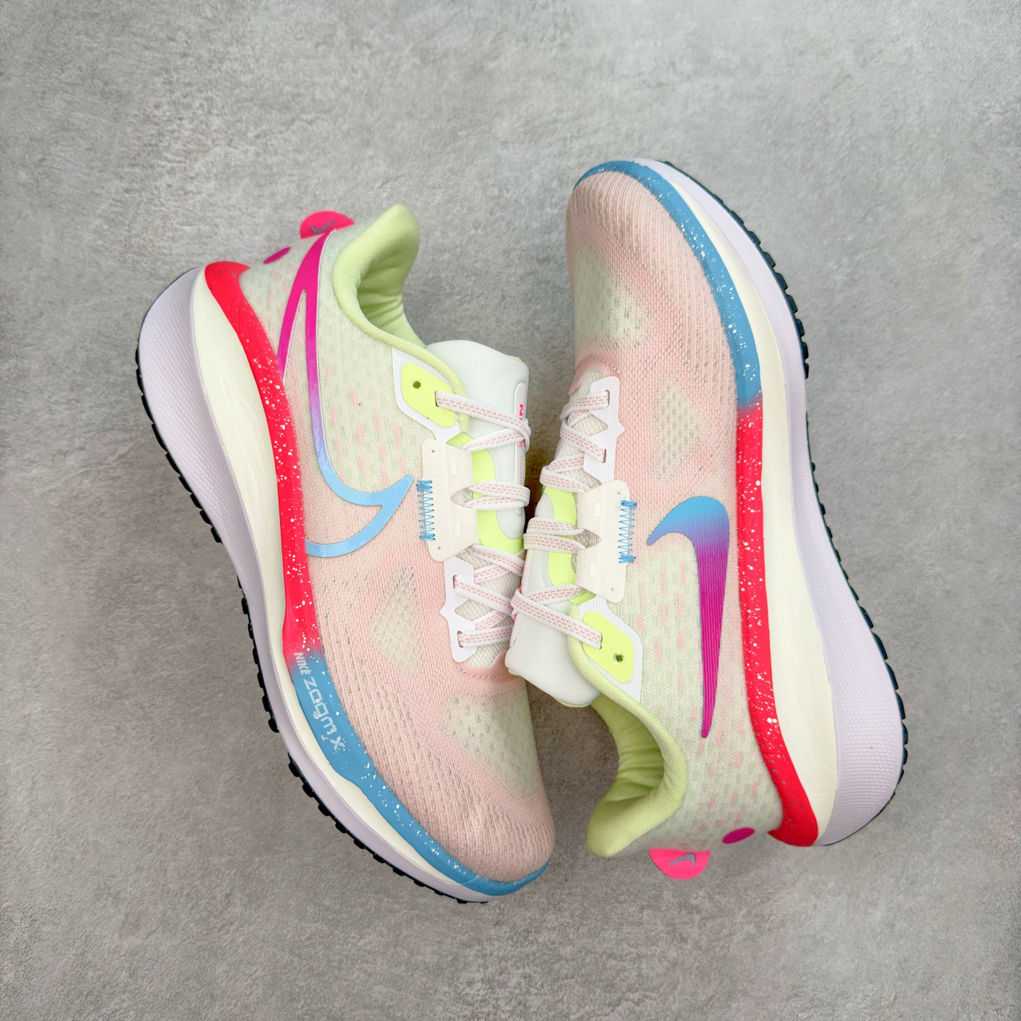 图片[3]-NK Air Zoom Vomero 17 轻便舒适公路跑步鞋 质感柔软 弹力充沛 助力一路畅跑 乐享不停 厚实泡绵缔造舒适的回弹效果 铸就出色跑步表现 该鞋款轻盈透气 带你步入舒适新境界 疾速刺激感和非凡舒适脚感交织 定能让跑者在迈步间找到渴望已久的跑步乐趣 自如掌控跑步节奏、配速和里程 足底缓震配置赋予双足柔软舒适感受 助你一路畅跑 缓震设计 在双足触地时有助提供舒适脚感 搭载性能出众的 ZoomX 和 Cushlon 泡绵 营造柔软舒适脚感 助你稳稳迈步 基于跑者反馈 简化中底设计 带来出色舒适感 尺码：36 36.5 37.5 38 38.5 39 40 40.5 41 42 42.5 43 44 44.5 45-选品中心