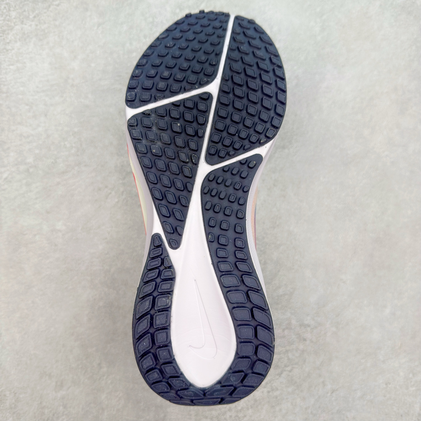 图片[9]-NK Air Zoom Vomero 17 轻便舒适公路跑步鞋 质感柔软 弹力充沛 助力一路畅跑 乐享不停 厚实泡绵缔造舒适的回弹效果 铸就出色跑步表现 该鞋款轻盈透气 带你步入舒适新境界 疾速刺激感和非凡舒适脚感交织 定能让跑者在迈步间找到渴望已久的跑步乐趣 自如掌控跑步节奏、配速和里程 足底缓震配置赋予双足柔软舒适感受 助你一路畅跑 缓震设计 在双足触地时有助提供舒适脚感 搭载性能出众的 ZoomX 和 Cushlon 泡绵 营造柔软舒适脚感 助你稳稳迈步 基于跑者反馈 简化中底设计 带来出色舒适感 尺码：36 36.5 37.5 38 38.5 39 40 40.5 41 42 42.5 43 44 44.5 45-选品中心