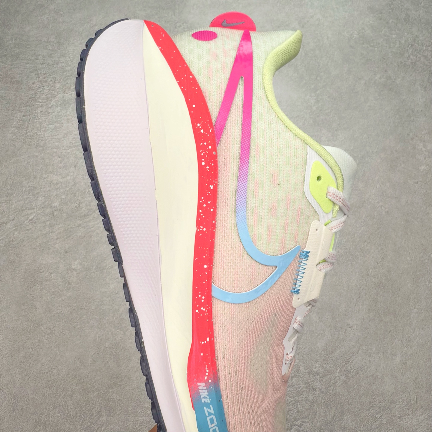 图片[6]-NK Air Zoom Vomero 17 轻便舒适公路跑步鞋 质感柔软 弹力充沛 助力一路畅跑 乐享不停 厚实泡绵缔造舒适的回弹效果 铸就出色跑步表现 该鞋款轻盈透气 带你步入舒适新境界 疾速刺激感和非凡舒适脚感交织 定能让跑者在迈步间找到渴望已久的跑步乐趣 自如掌控跑步节奏、配速和里程 足底缓震配置赋予双足柔软舒适感受 助你一路畅跑 缓震设计 在双足触地时有助提供舒适脚感 搭载性能出众的 ZoomX 和 Cushlon 泡绵 营造柔软舒适脚感 助你稳稳迈步 基于跑者反馈 简化中底设计 带来出色舒适感 尺码：36 36.5 37.5 38 38.5 39 40 40.5 41 42 42.5 43 44 44.5 45-选品中心