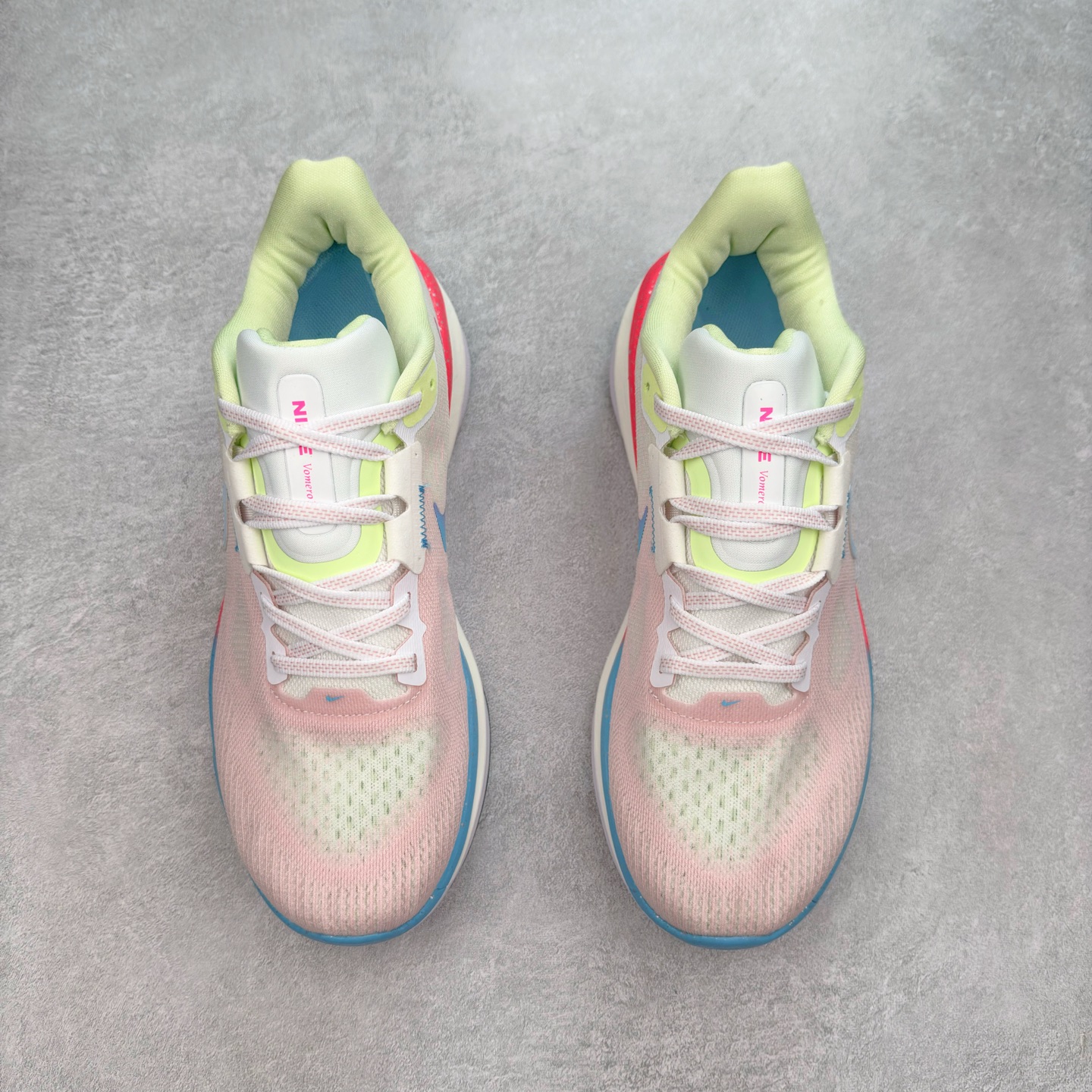 图片[2]-NK Air Zoom Vomero 17 轻便舒适公路跑步鞋 质感柔软 弹力充沛 助力一路畅跑 乐享不停 厚实泡绵缔造舒适的回弹效果 铸就出色跑步表现 该鞋款轻盈透气 带你步入舒适新境界 疾速刺激感和非凡舒适脚感交织 定能让跑者在迈步间找到渴望已久的跑步乐趣 自如掌控跑步节奏、配速和里程 足底缓震配置赋予双足柔软舒适感受 助你一路畅跑 缓震设计 在双足触地时有助提供舒适脚感 搭载性能出众的 ZoomX 和 Cushlon 泡绵 营造柔软舒适脚感 助你稳稳迈步 基于跑者反馈 简化中底设计 带来出色舒适感 尺码：36 36.5 37.5 38 38.5 39 40 40.5 41 42 42.5 43 44 44.5 45-选品中心