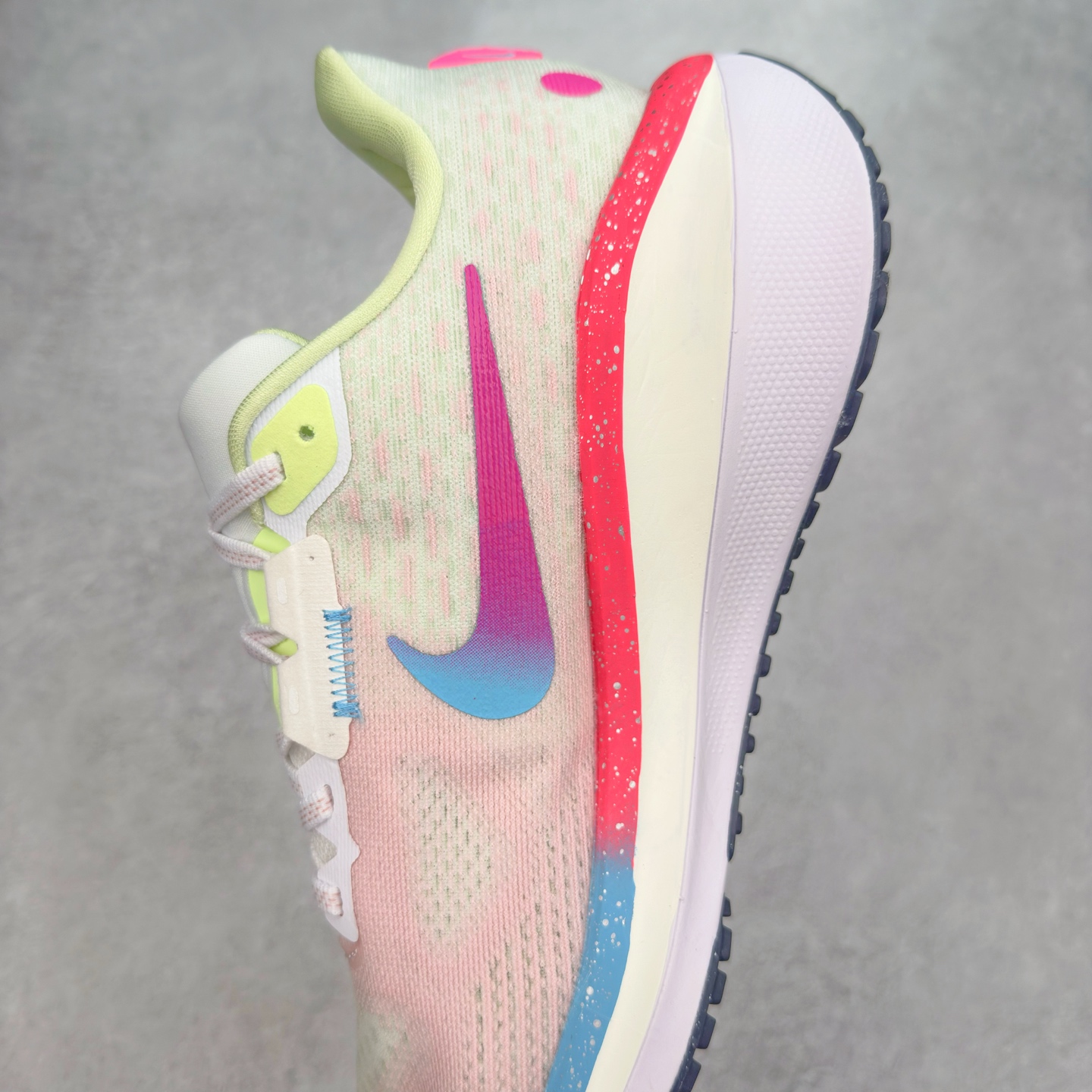 图片[7]-NK Air Zoom Vomero 17 轻便舒适公路跑步鞋 质感柔软 弹力充沛 助力一路畅跑 乐享不停 厚实泡绵缔造舒适的回弹效果 铸就出色跑步表现 该鞋款轻盈透气 带你步入舒适新境界 疾速刺激感和非凡舒适脚感交织 定能让跑者在迈步间找到渴望已久的跑步乐趣 自如掌控跑步节奏、配速和里程 足底缓震配置赋予双足柔软舒适感受 助你一路畅跑 缓震设计 在双足触地时有助提供舒适脚感 搭载性能出众的 ZoomX 和 Cushlon 泡绵 营造柔软舒适脚感 助你稳稳迈步 基于跑者反馈 简化中底设计 带来出色舒适感 尺码：36 36.5 37.5 38 38.5 39 40 40.5 41 42 42.5 43 44 44.5 45-选品中心