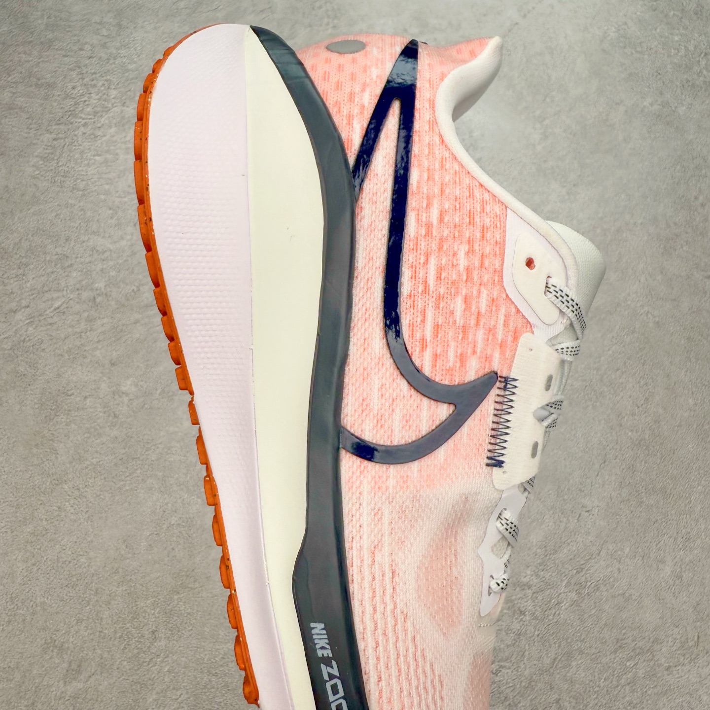 图片[6]-NK Air Zoom Vomero 17 轻便舒适公路跑步鞋 质感柔软 弹力充沛 助力一路畅跑 乐享不停 厚实泡绵缔造舒适的回弹效果 铸就出色跑步表现 该鞋款轻盈透气 带你步入舒适新境界 疾速刺激感和非凡舒适脚感交织 定能让跑者在迈步间找到渴望已久的跑步乐趣 自如掌控跑步节奏、配速和里程 足底缓震配置赋予双足柔软舒适感受 助你一路畅跑 缓震设计 在双足触地时有助提供舒适脚感 搭载性能出众的 ZoomX 和 Cushlon 泡绵 营造柔软舒适脚感 助你稳稳迈步 基于跑者反馈 简化中底设计 带来出色舒适感 尺码：36 36.5 37.5 38 38.5 39 40 40.5 41 42 42.5 43 44 44.5 45-选品中心