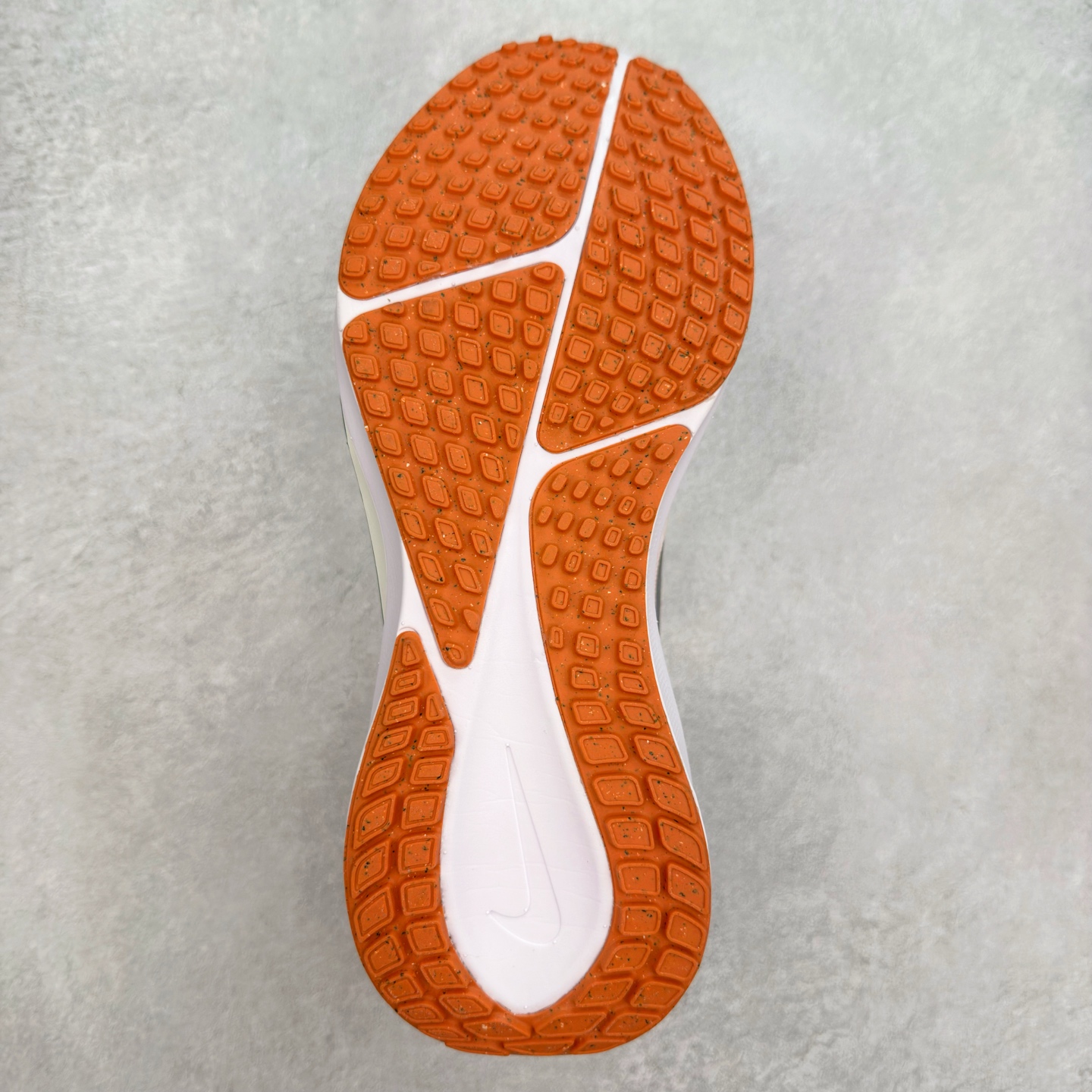 图片[9]-NK Air Zoom Vomero 17 轻便舒适公路跑步鞋 质感柔软 弹力充沛 助力一路畅跑 乐享不停 厚实泡绵缔造舒适的回弹效果 铸就出色跑步表现 该鞋款轻盈透气 带你步入舒适新境界 疾速刺激感和非凡舒适脚感交织 定能让跑者在迈步间找到渴望已久的跑步乐趣 自如掌控跑步节奏、配速和里程 足底缓震配置赋予双足柔软舒适感受 助你一路畅跑 缓震设计 在双足触地时有助提供舒适脚感 搭载性能出众的 ZoomX 和 Cushlon 泡绵 营造柔软舒适脚感 助你稳稳迈步 基于跑者反馈 简化中底设计 带来出色舒适感 尺码：36 36.5 37.5 38 38.5 39 40 40.5 41 42 42.5 43 44 44.5 45-选品中心